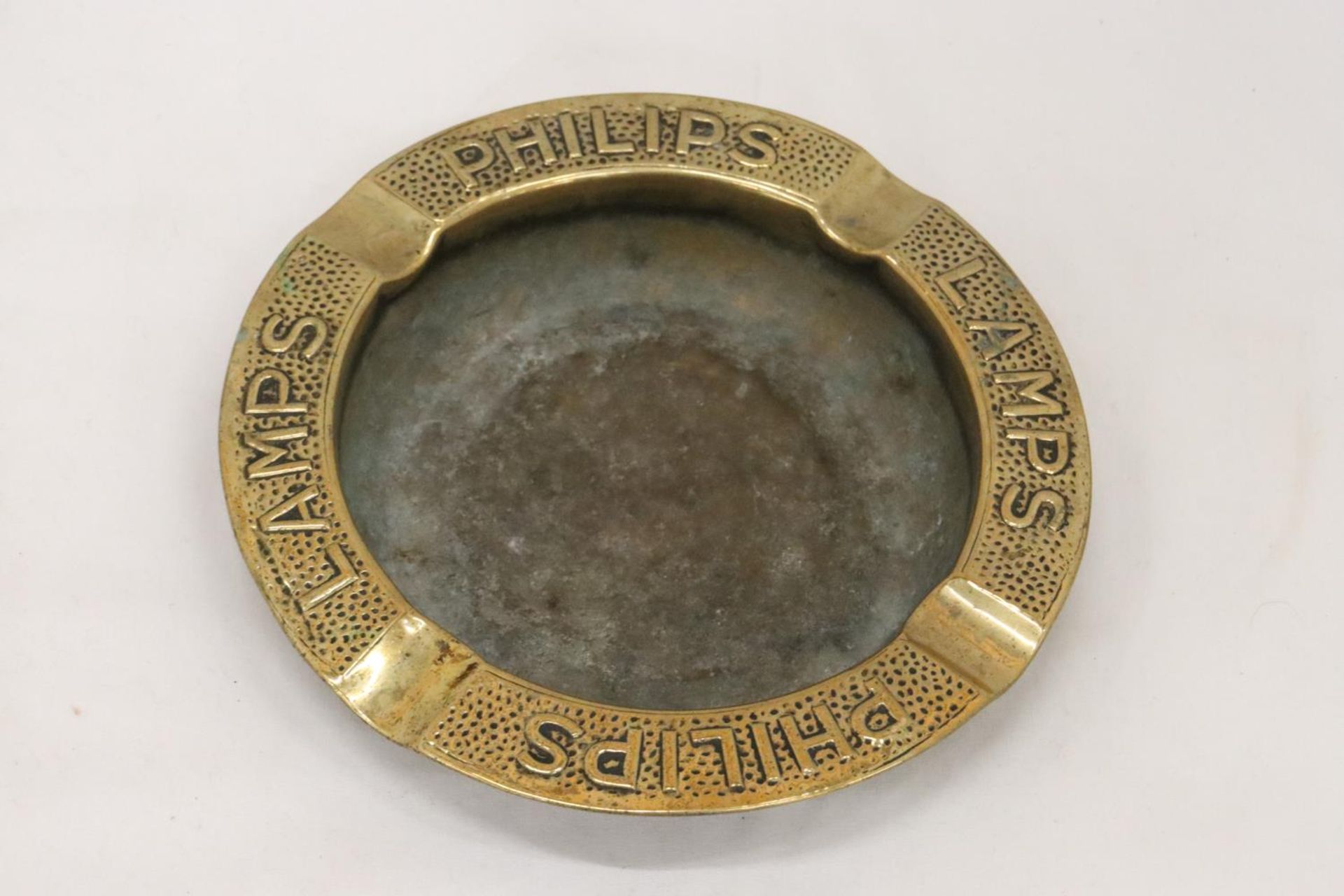 A LARGE 1930'S BRASS ADVERTISING ASHTRAY PHILIPS LAMPS