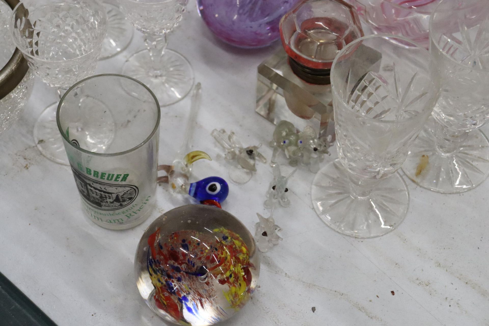 A QUANTITY OF GLASSWARE TO INCLUDE DECANTERS, GLASSES, BOWLS, A SCENT BOTTLE, PAPERWEIGHT, ETC - Image 4 of 10