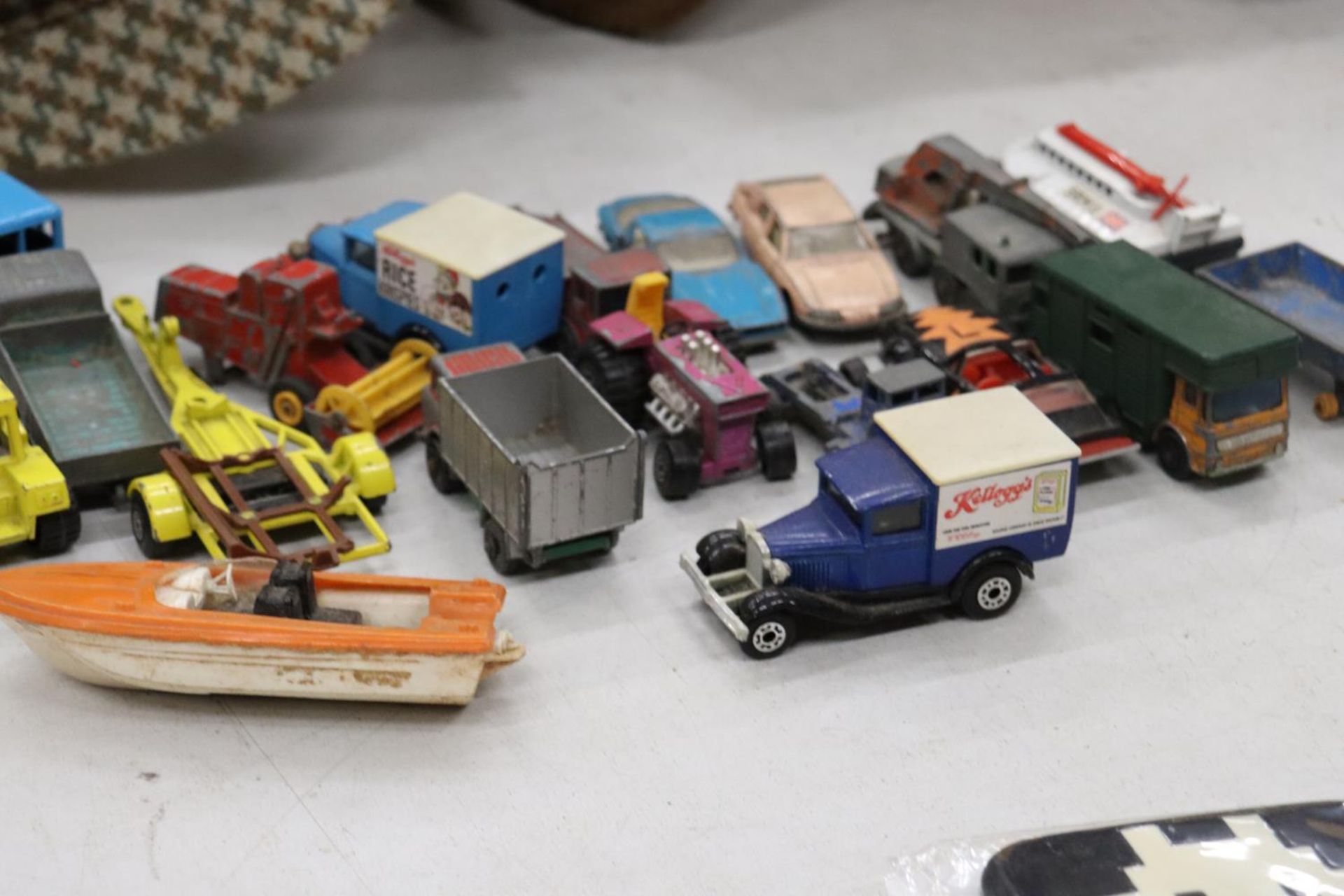 A QUANTITY OF VINTAGE MATCHBOX AND LESNEY DIECAST VEHICLES - Image 4 of 8