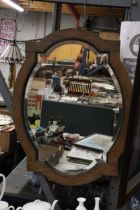 A VINTAGE MAHOGANY FRAMED MIRROR WITH BEVELLED GLASS, 56CM X 71CM