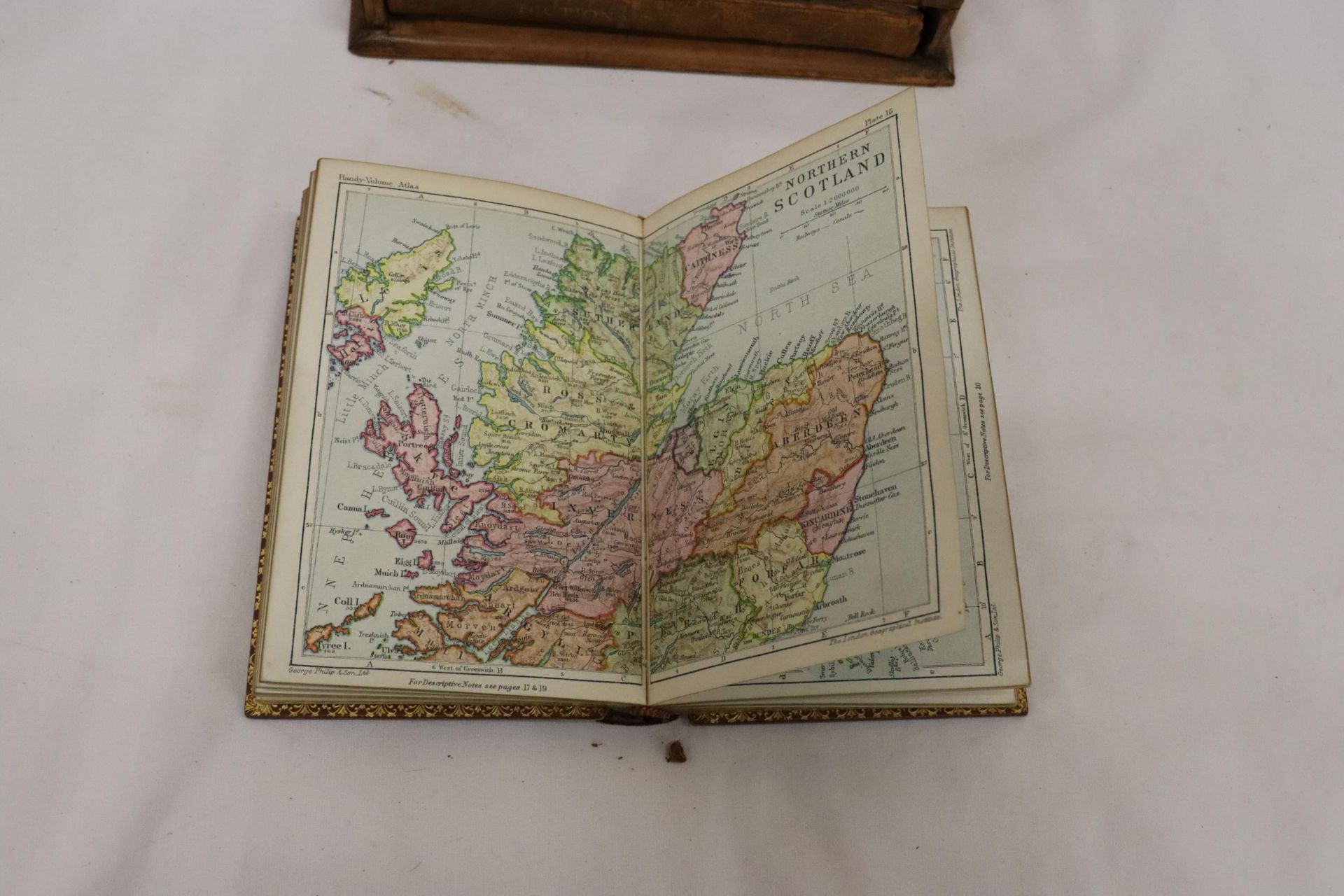 A VINTAGE SET OF DICTIONAIRIES, AN ATLAS, PROVERBS, QUOTATIONS, ETC ON A DISPLAY STAND - Image 6 of 8