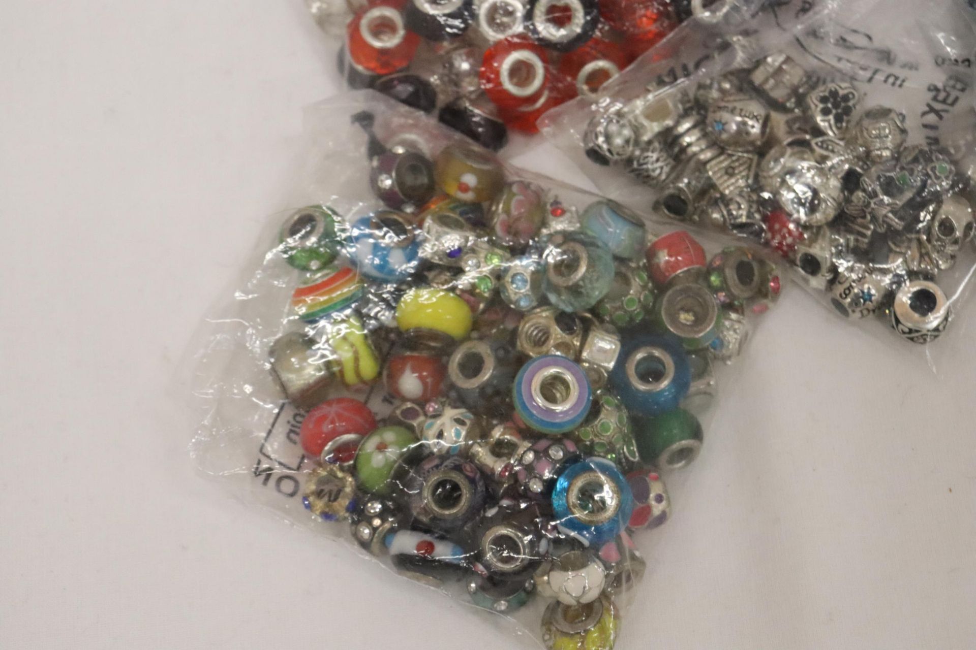 A LARGE QUANTITY OF PANDORA STYLE BEADS, SOME MARKED 925 - Bild 4 aus 7