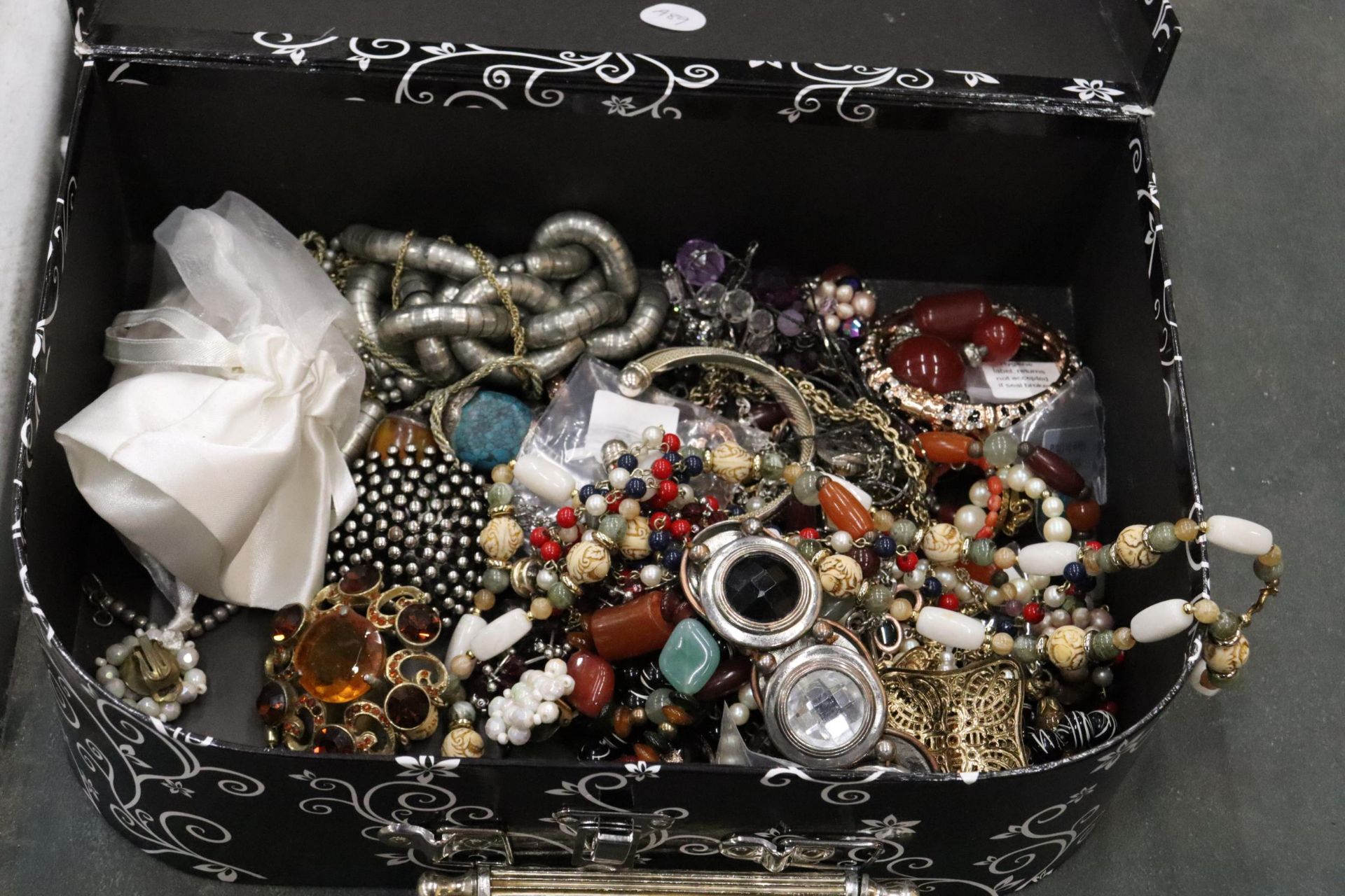 A QUANTITY OF COSTUME JEWELLERY TO INCLUDE NECKLACES, BRACELETS, BEADS, BROOCHES, ETC, WITH A VANITY - Image 3 of 6