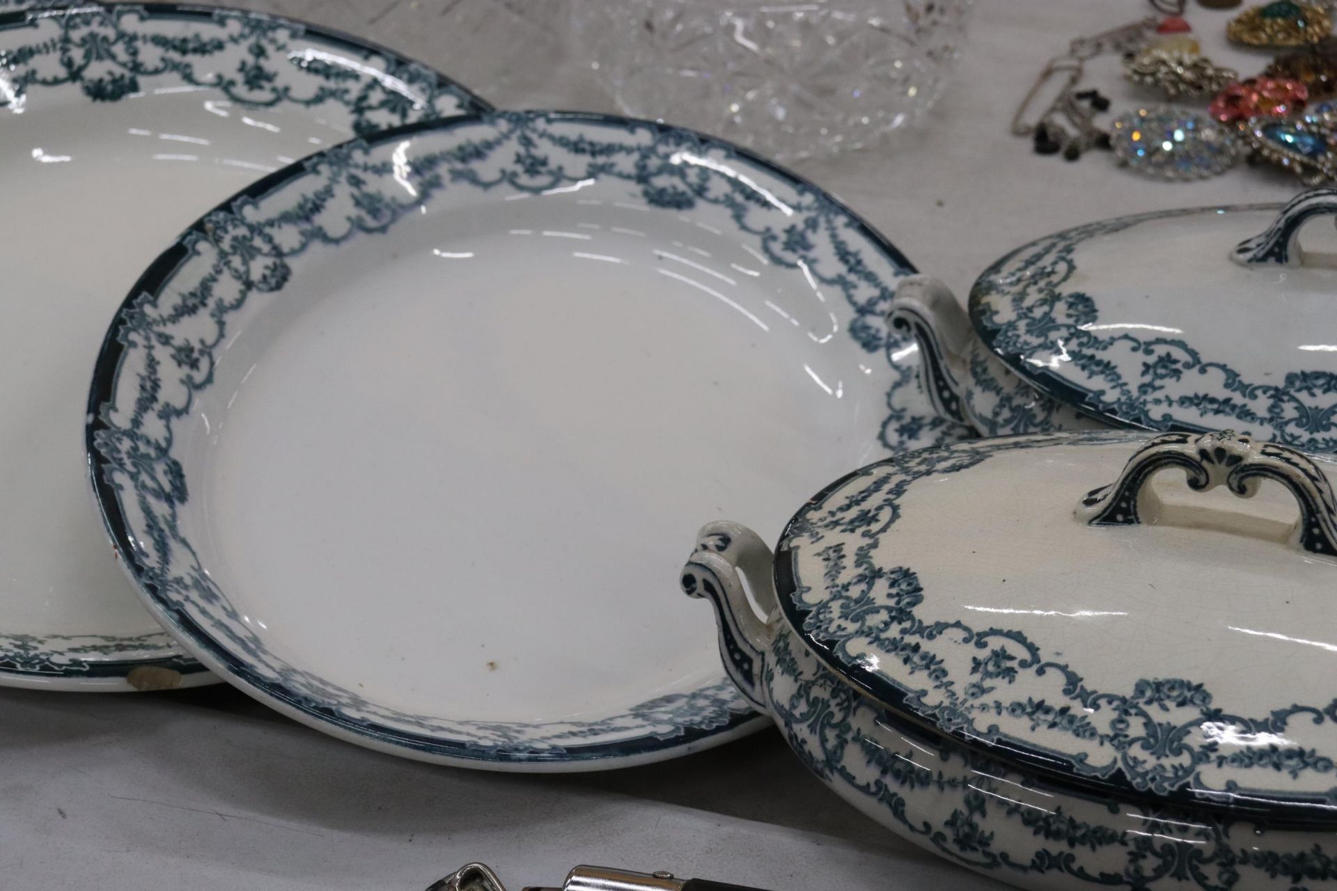 FIVE LARGE PIECES OF VINTAGE STAFFORDSHIRE 'LOUVRE' PATTERN DINNERWARE TO INCLUDE TWO LIDDED SERVING - Image 5 of 7