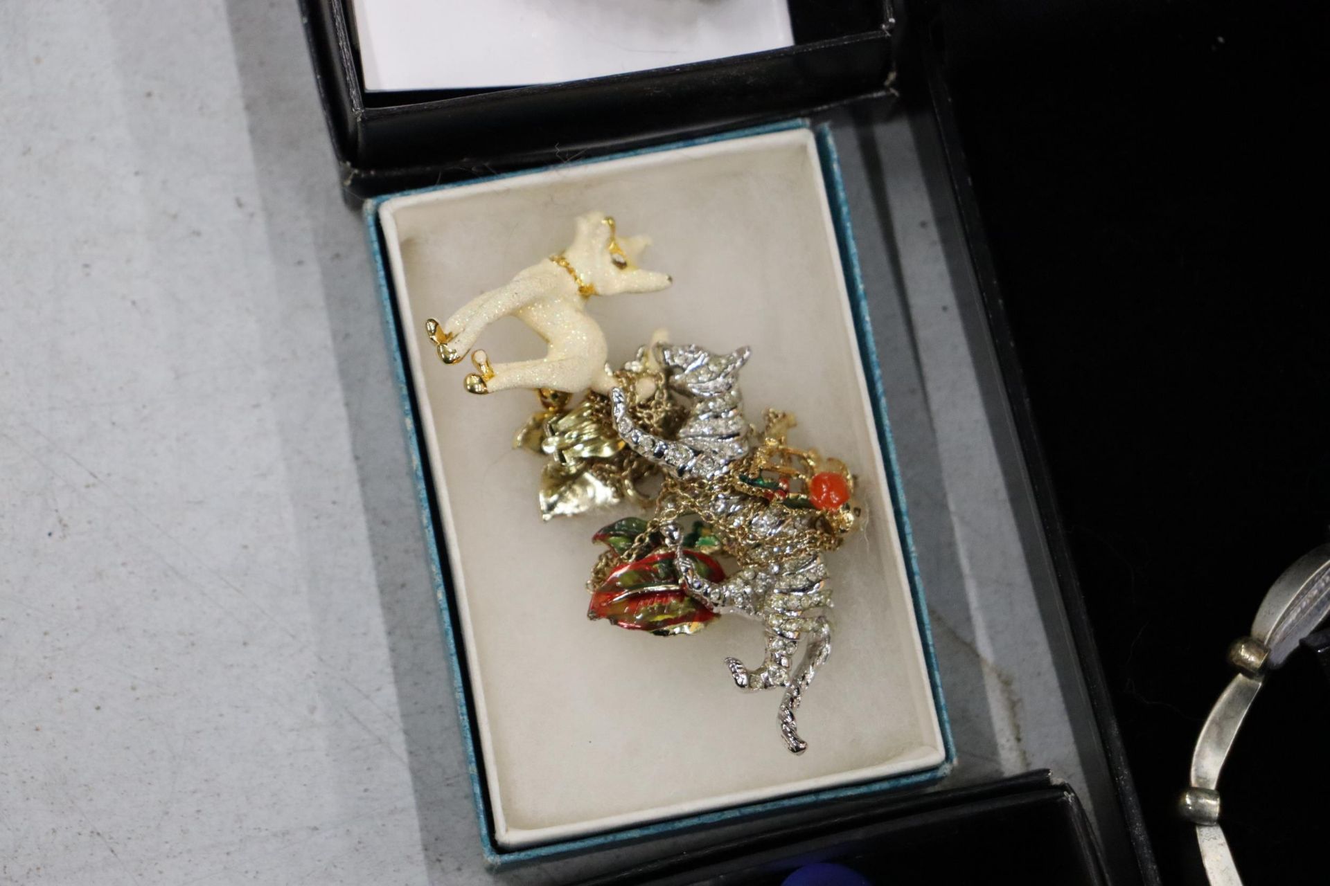 A QUANTITY OF BOXED COSTUME JEWELLERY TO INCLUDE WATCHES - Image 6 of 9