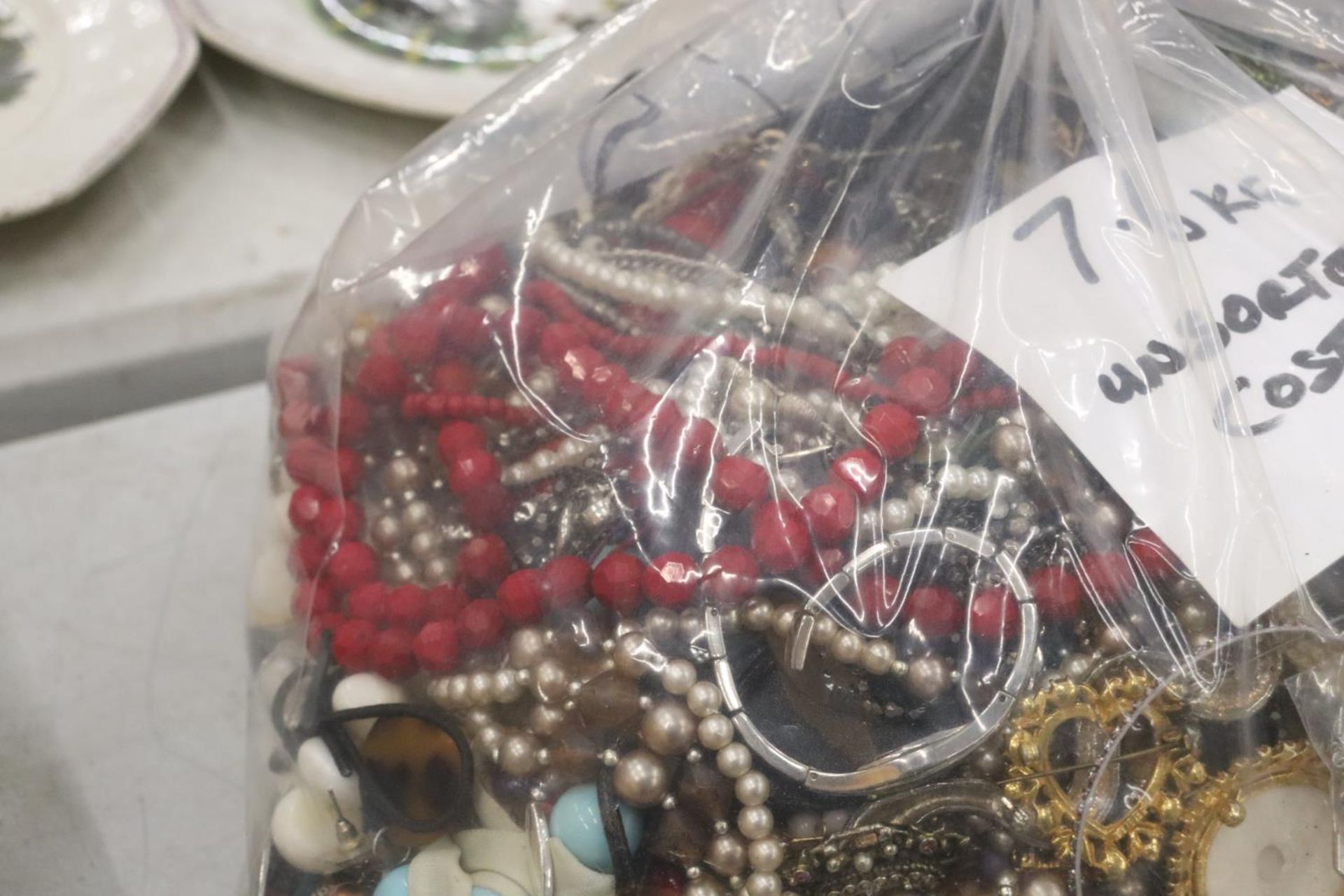 A 7.6 KG BAG OF UNSORTED COSTUME JEWELLERY - Image 6 of 6