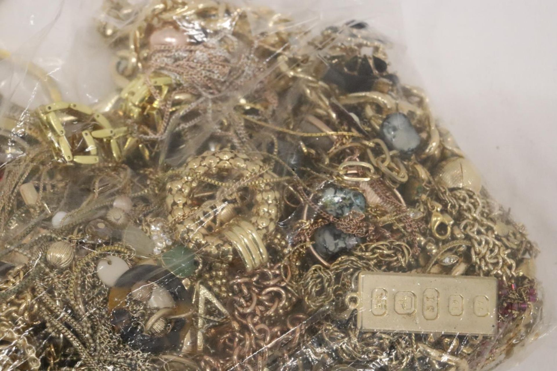A QUANTITY OF YELLOW METAL COSTUME JEWELLERY - Image 3 of 5