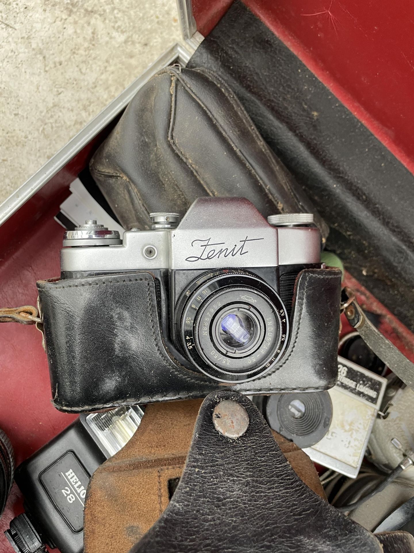 AN ASSORTMENT OF VINTAGE PHOTOGRAPHY EQUIPMENT TO INCLUDE A ZENIT CAMERA, KODAK CAMERA, LENS AND A - Image 2 of 4