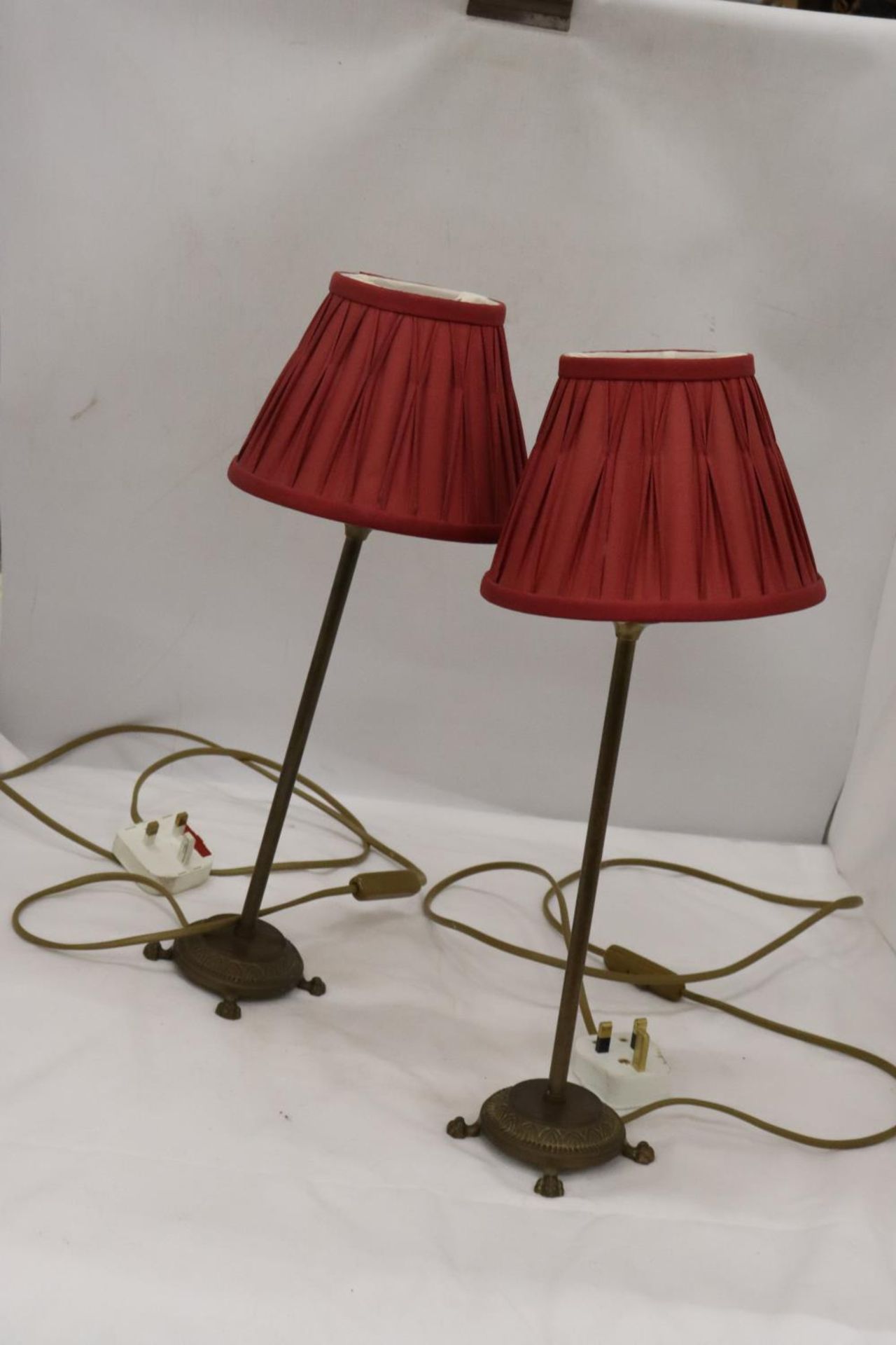 A PAIR OF LAMPS WITH PLEATED SHADES AND BRASS STANDS - Bild 2 aus 6