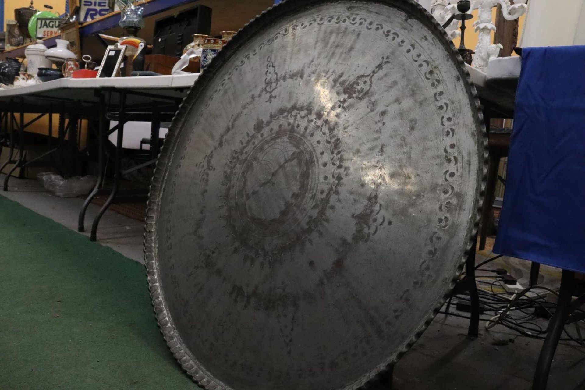 A LARGE INDIAN PIE CRUST TRAY 92CM DIAMETER - Image 3 of 5