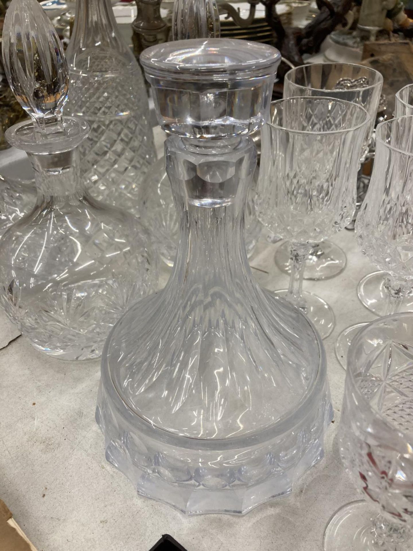 A QUANTITY OF GLASSWARE TO INCLUDE CUT GLASS DECANTERS, DOULTON ETC, PLUS A QUANTITY OF WINE GLASSES - Image 4 of 5