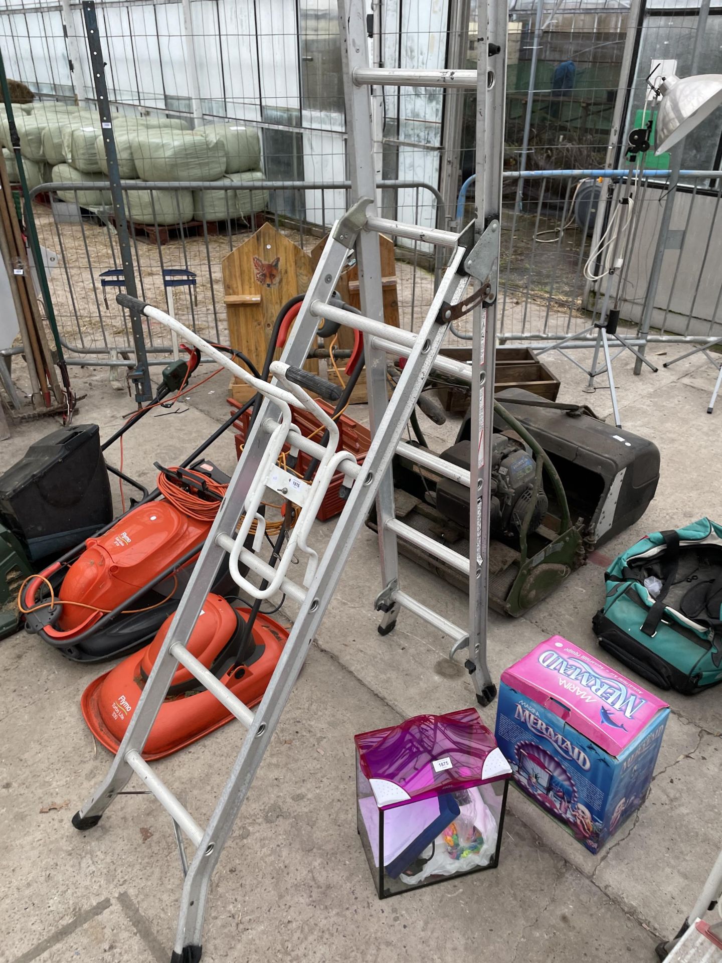 A MULTIFOLDING ALUMINIUM LADDER WITH ROOF ATTATCHMENT - Bild 3 aus 3