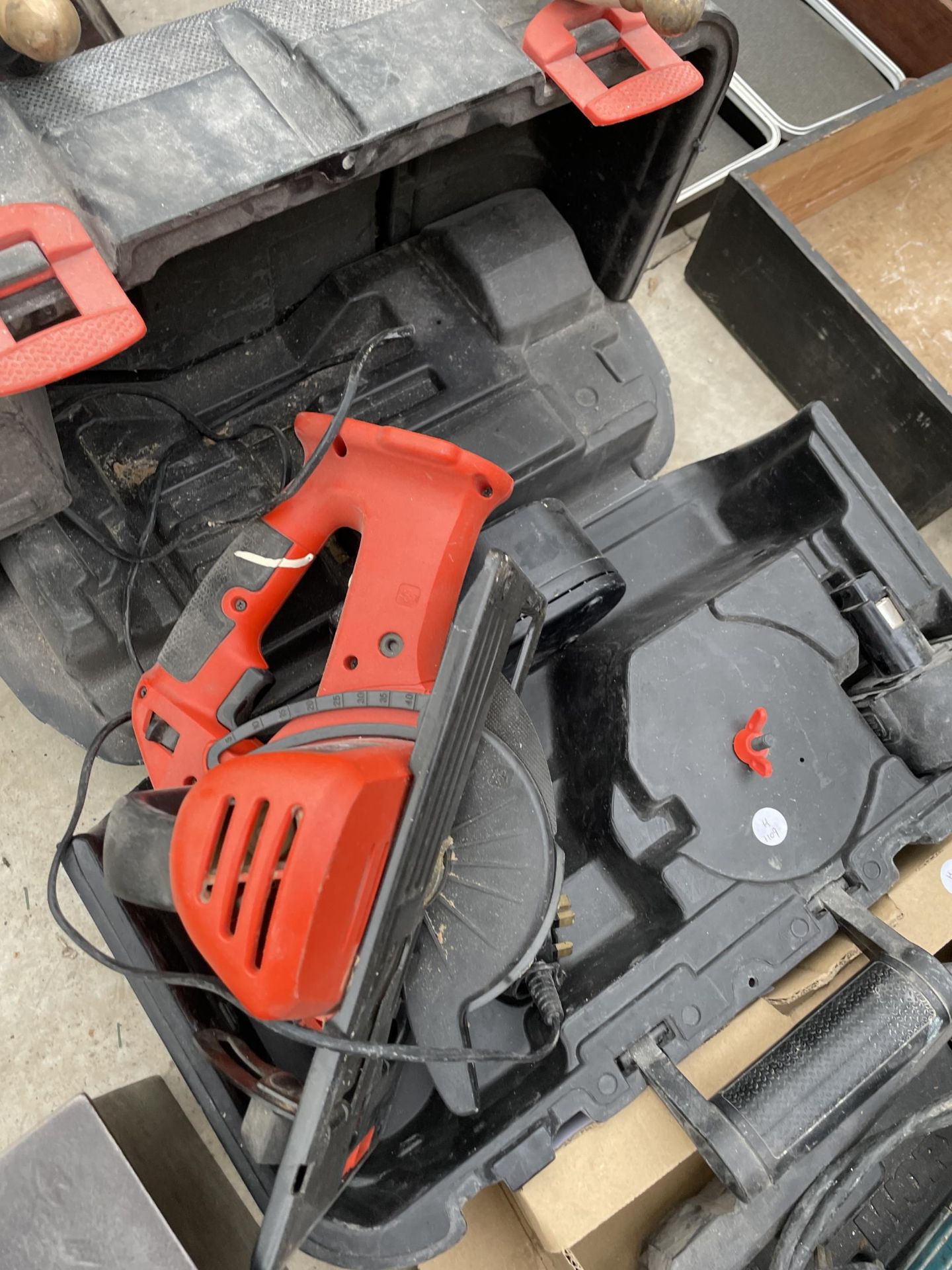 AN ASSORTMENT OF POWER TOOLS TO INCLUDE A SKILSAW RIP SAW AND A MAKITA ANGLE GRINDER ETC - Image 2 of 3