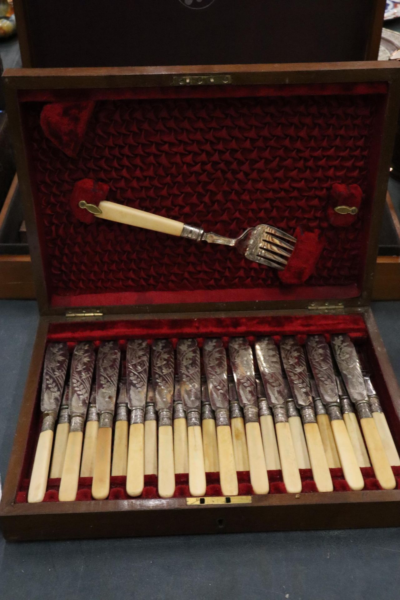 TWO CASED CUTLERY SETS TOGETHER WITH SILVER PLATE NAPKIN RINGS - Image 2 of 7