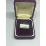 A SILVER DRESS RING IN A PRESENTATION BOX