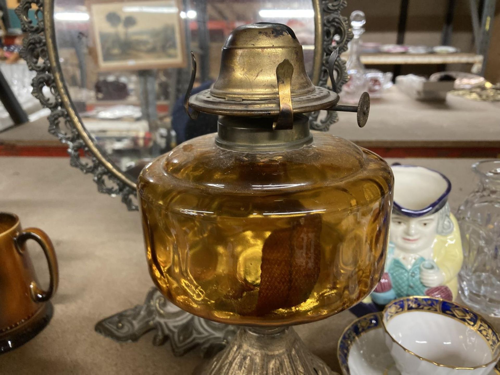 A VINTAGE OIL LAMP WITH AMBER GLASS RESERVOIR AND A DECORATIVE DRESSING TABLE MIRROR - Image 3 of 5