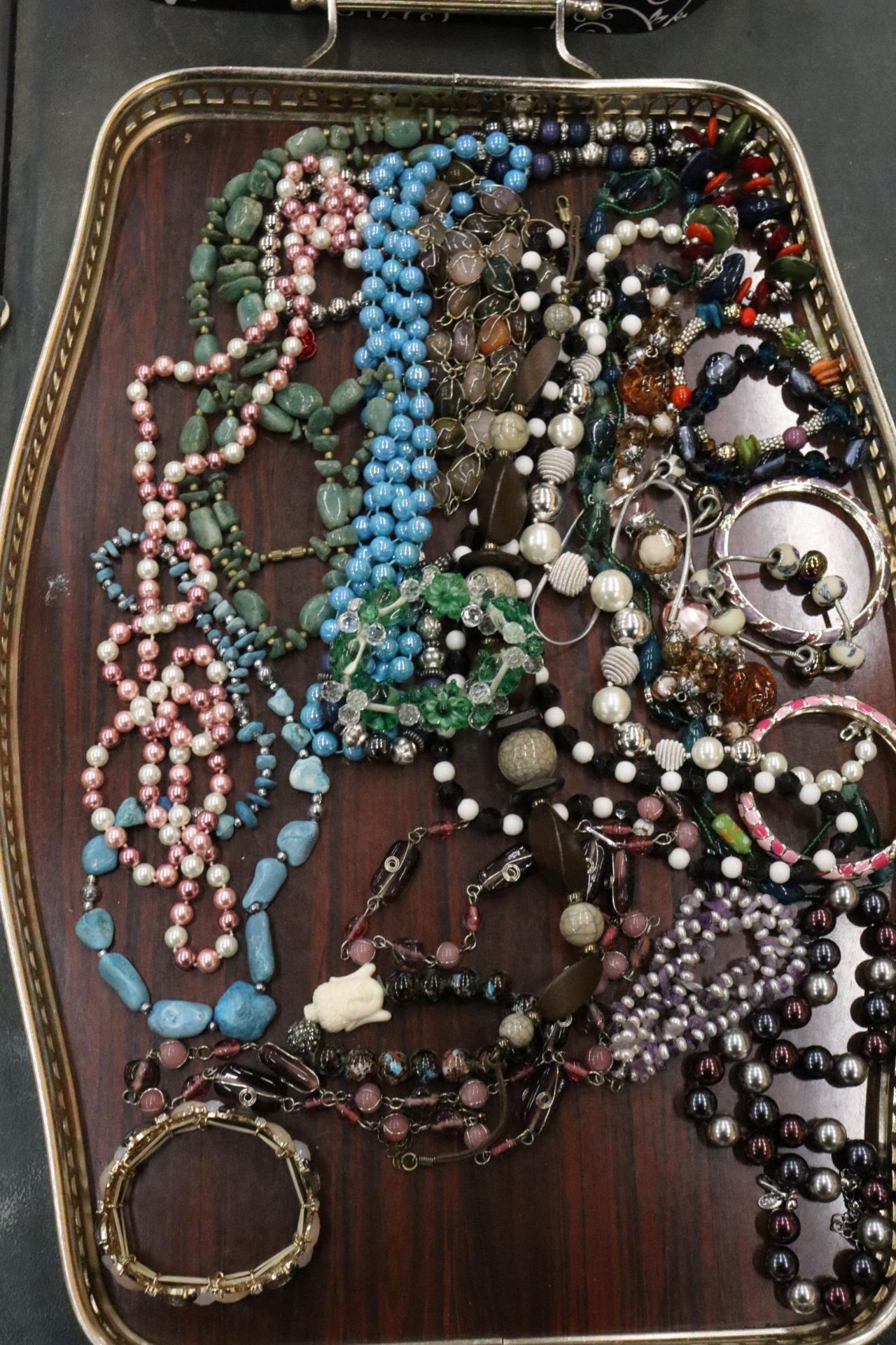 A QUANTITY OF COSTUME JEWELLERY TO INCLUDE NECKLACES, BRACELETS, BEADS, BROOCHES, ETC, WITH A VANITY - Image 2 of 6