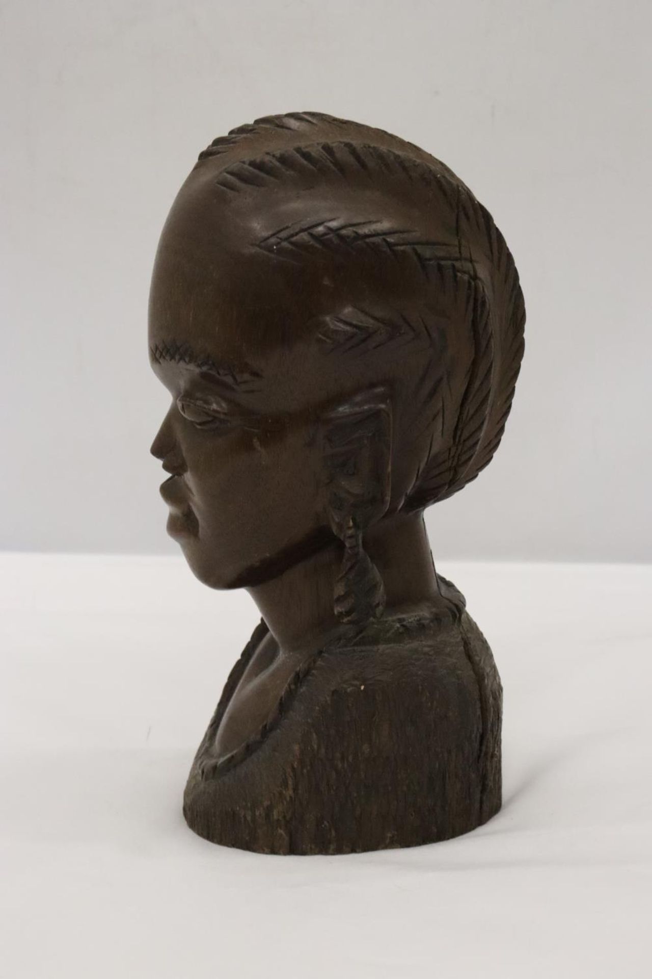 AN AFRICAN HARDWOOD CARVED BUST OF A LADY, HEIGHT 24CM - Bild 2 aus 5