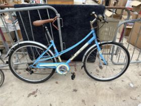 A RETRO LADIES UNIVERSAL BIKE WITH 6 SPEED GEAR SYSTEM