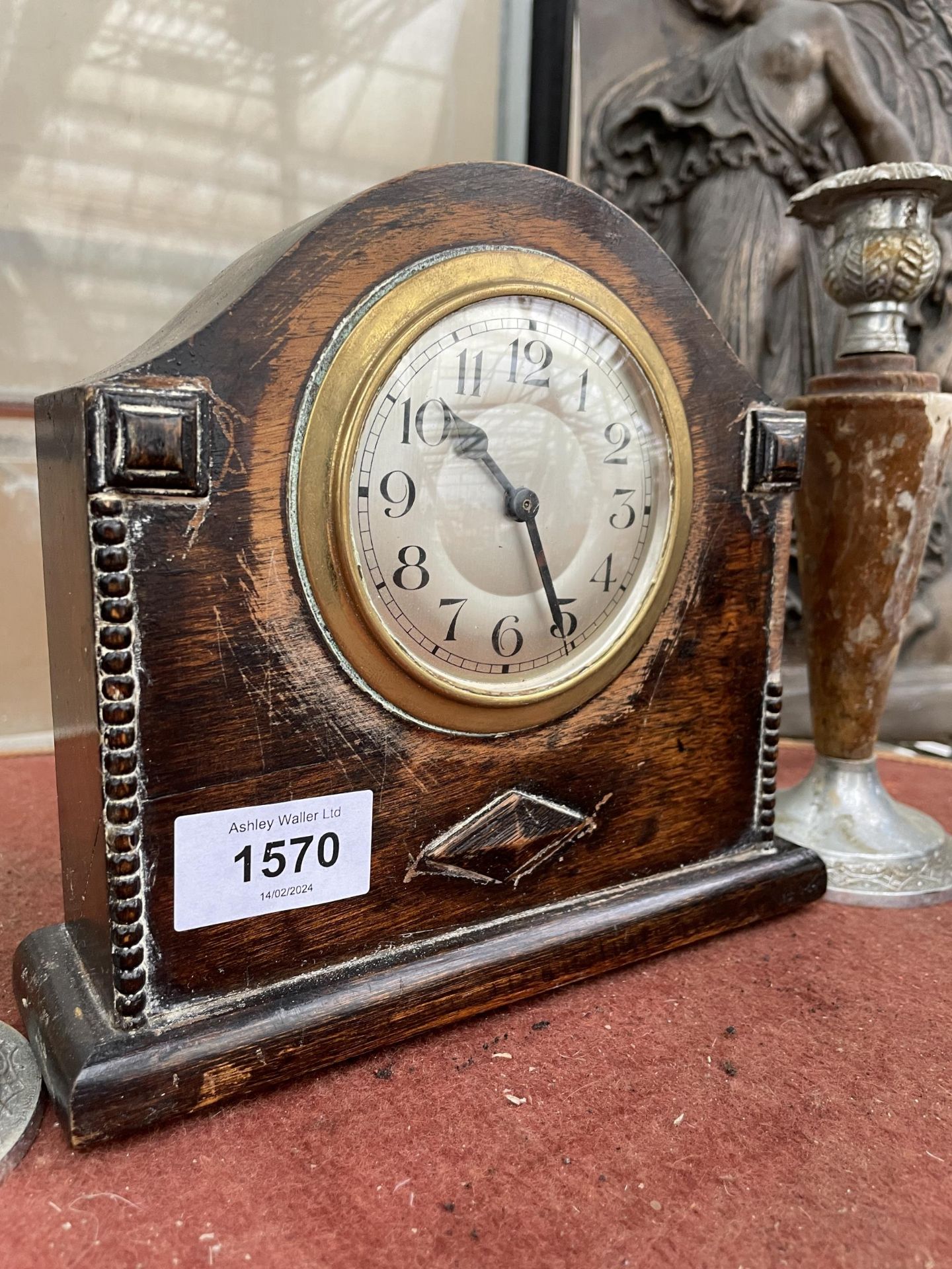 A VINTAGE OAK CASED MANTLE CLOCK AND A PAIR OF CANDLESTICKS - Bild 2 aus 3