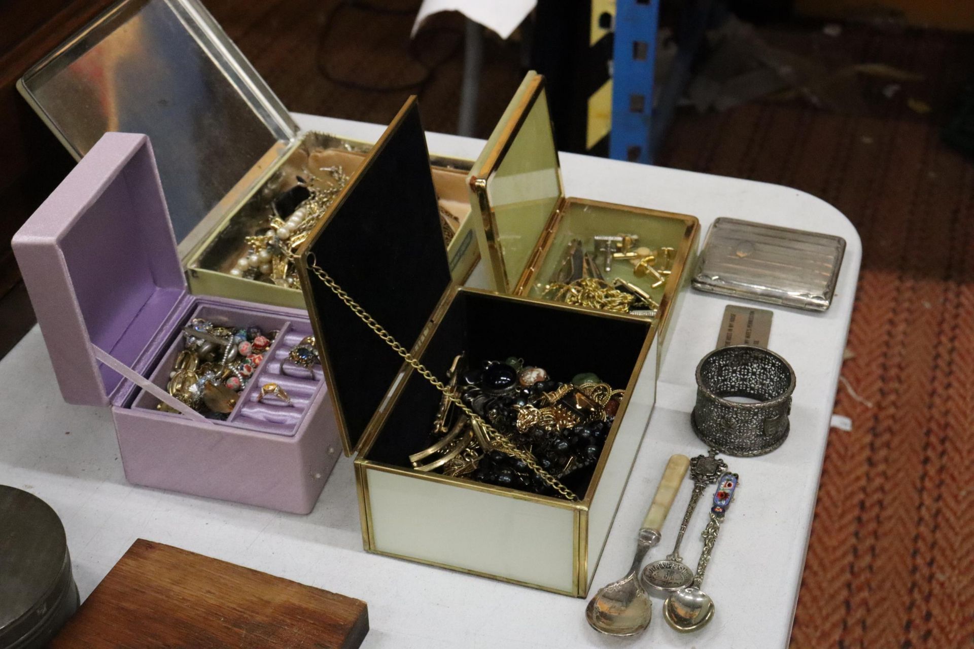 A QUANTITY OF COSTUME JEWELLERY TO INCLUDE NECKLACES, RINGS, BROOCHES, CUFFLINKS, A CIGARETTE - Image 10 of 10