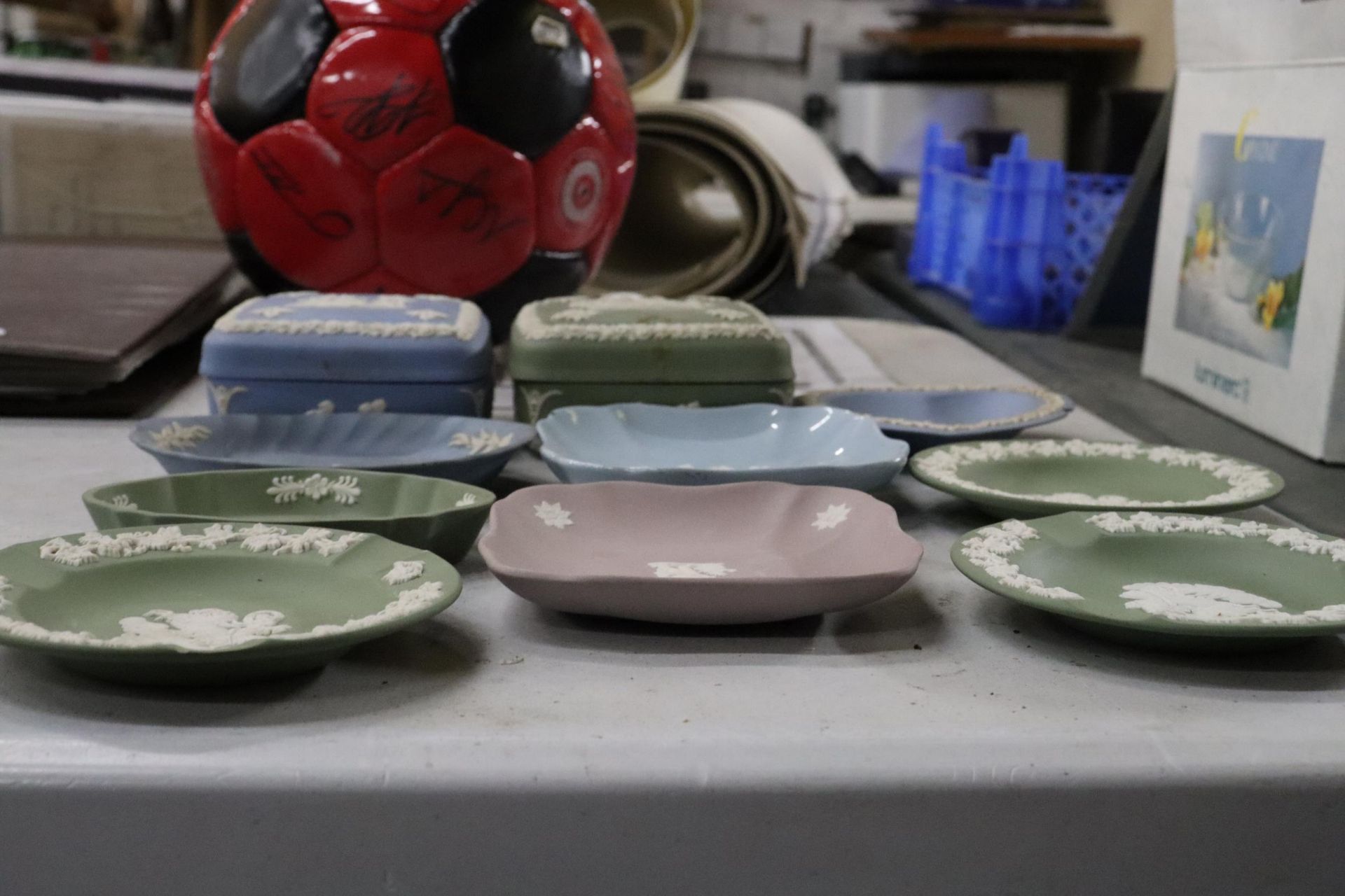 A COLLECTION OF WEDGWOOD JAPERWARE TRINKET BOXES AND PIN TRAYS TO INCLUDE LILAC AND GREEN - Image 6 of 9