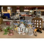 A LARGE QUANTITY OF COLLECTABLE CERAMICS TO INCLUDE A TEAPOT, JUG AND LIDDED SUGAR POT, GLASSWARE,