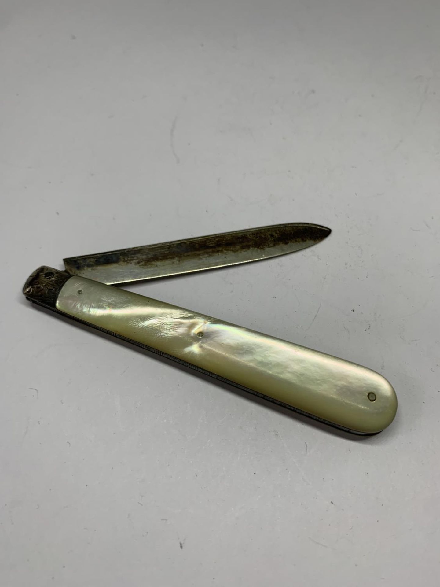 A HALLMARKED SHEFFIELD SILVER AND MOTHER OF PEARL FRUIT KNIFE - Image 5 of 5