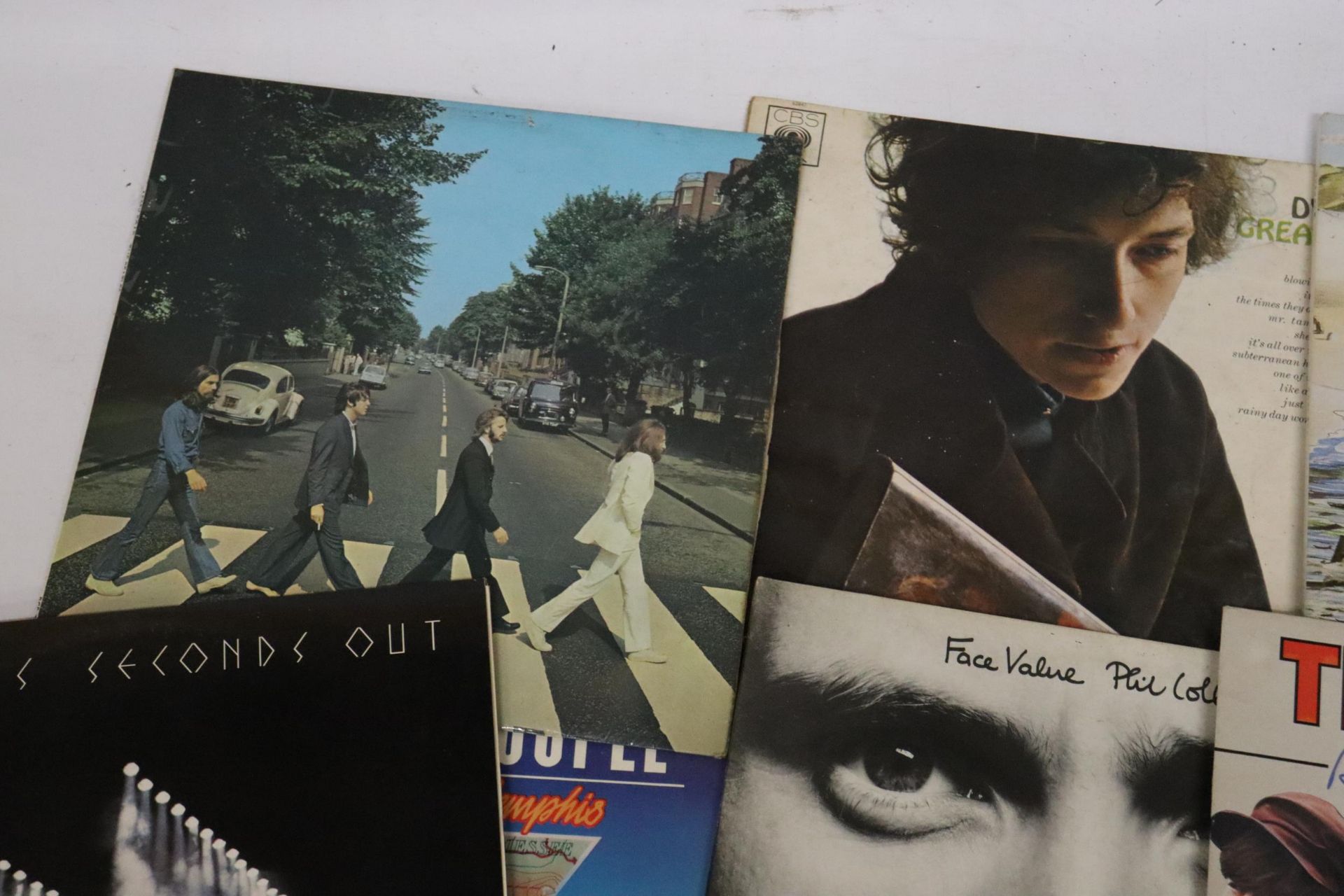 A COLLECTION OF VINYL LP RECORDS TO INCLUDE GENESIS, FOXTROT, THE BEATLES, ABBEY ROAD, BOB DYLAN, - Image 3 of 5