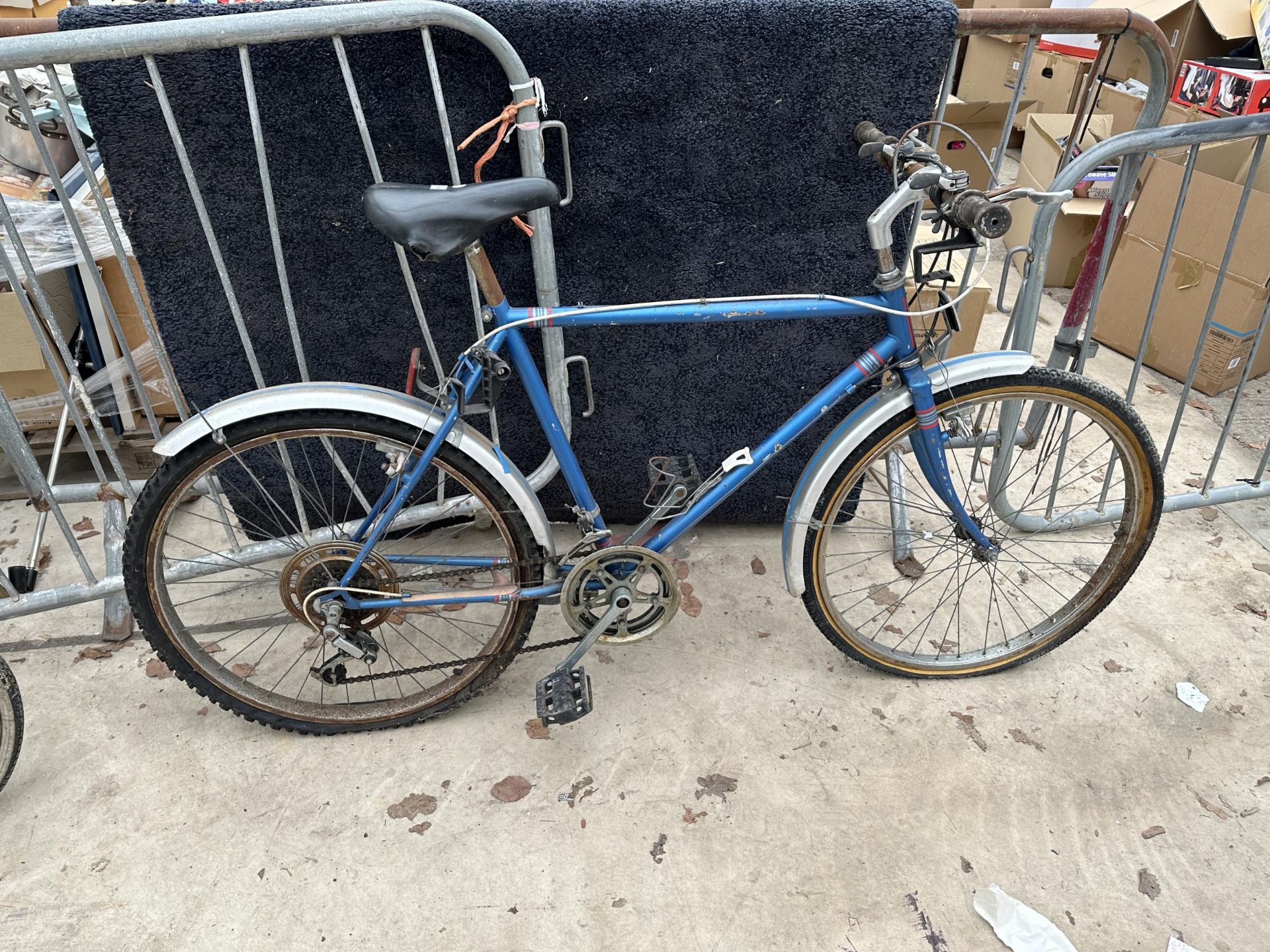 A RETRO GENTS BIKE WITH 15 SPEED GEAR SYSTEM