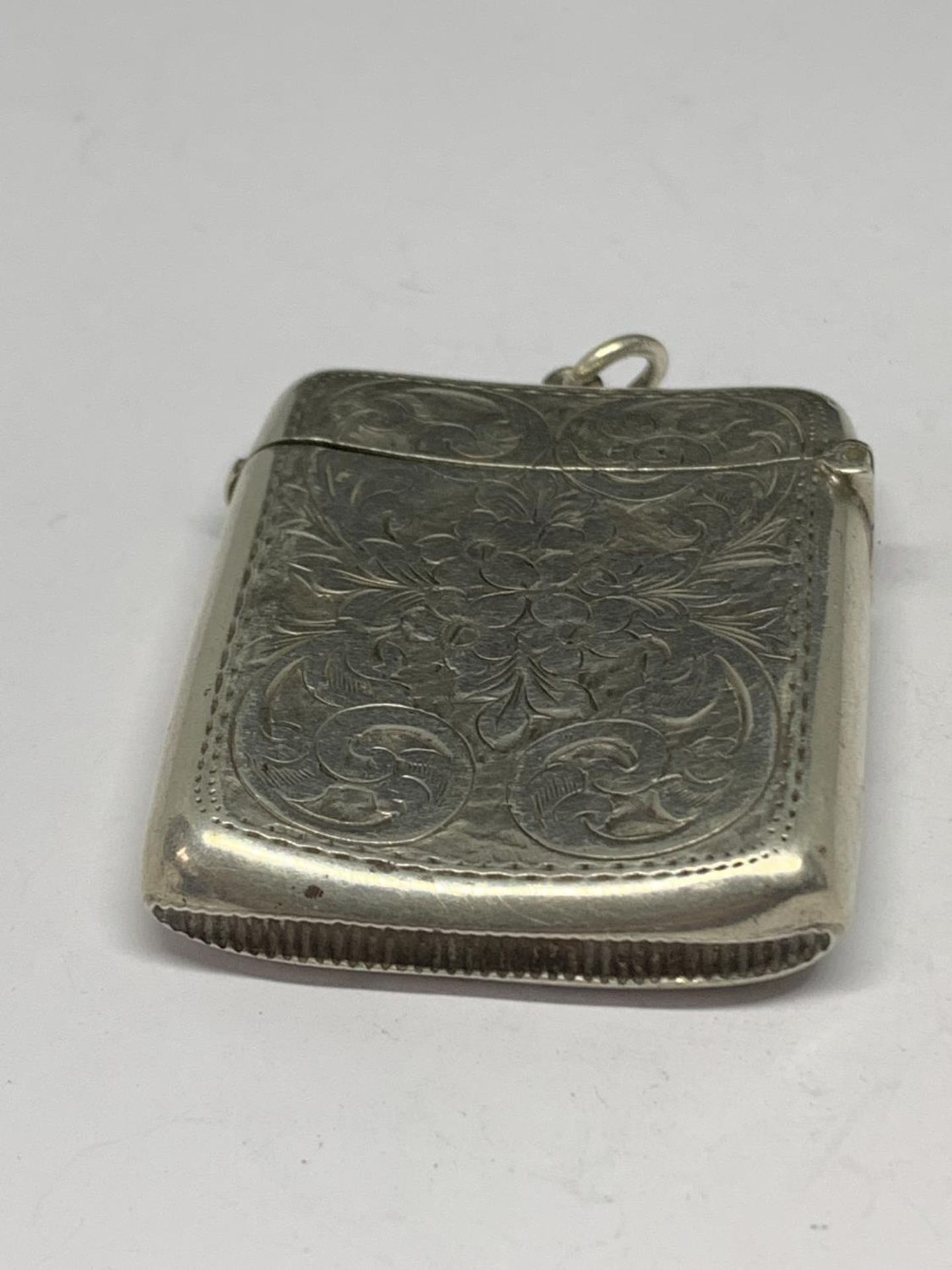 A HALLMARKED BIRMINGHAM SILVER VESTA CASE - Image 3 of 4