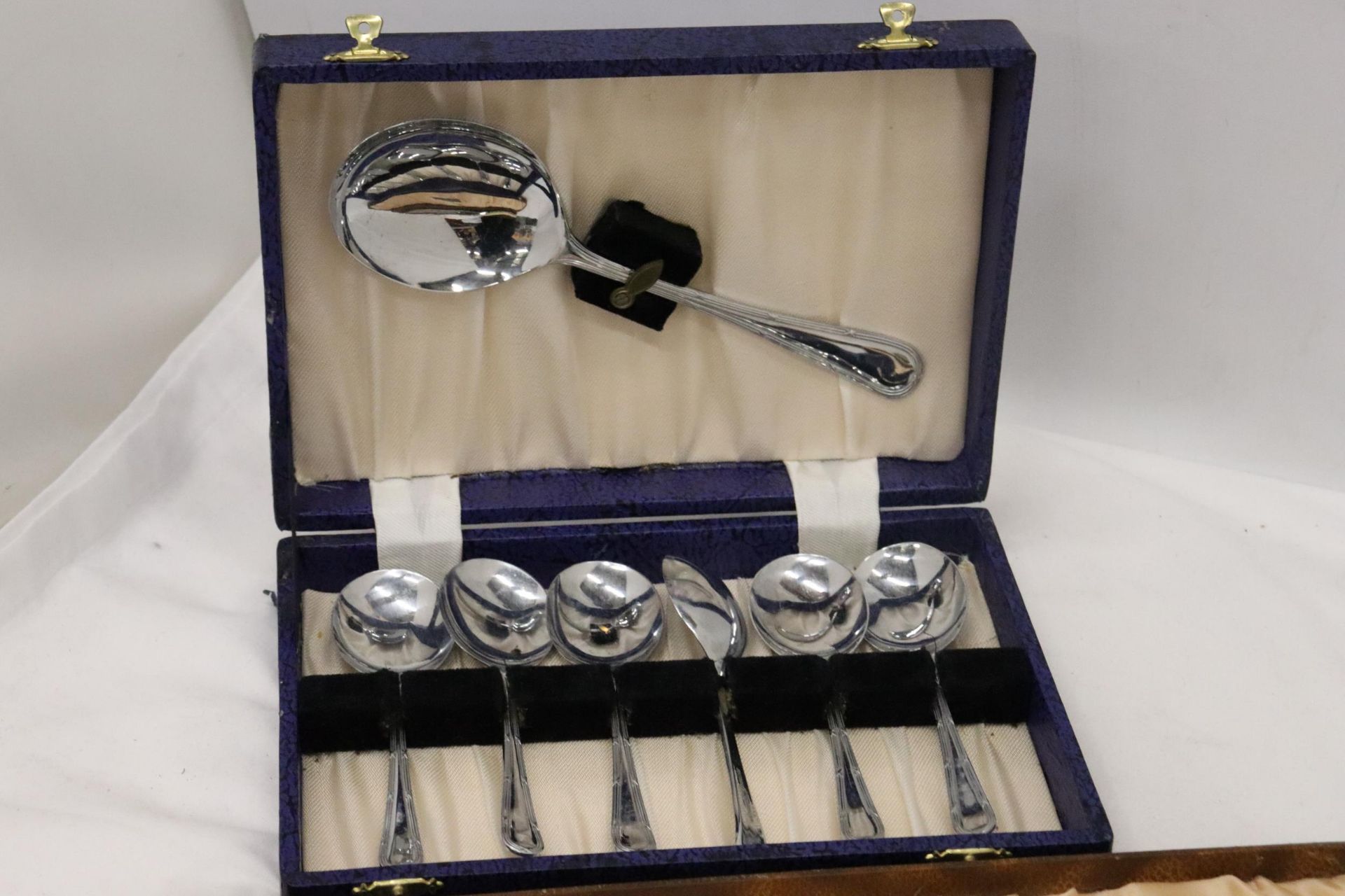 TWO VINTAGE BOXED SETS OF FLATWARE TO INCLUDE DESSERT SPOONS AND A CARVING SET - Image 2 of 6