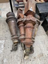 TWO PAIRS OF VINTAGE TABLE LEGS WITH CASTORS