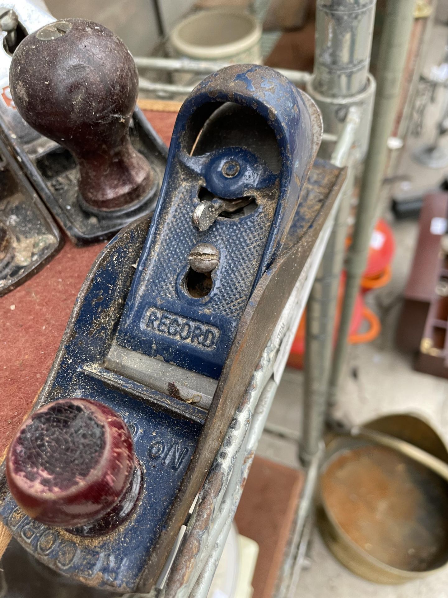 FOUR VINTAGE WOOD PLANES TO INCLUDE A RECORD NO.0220, A STANLEY AND A RECORD NO.4 ETC - Image 3 of 3