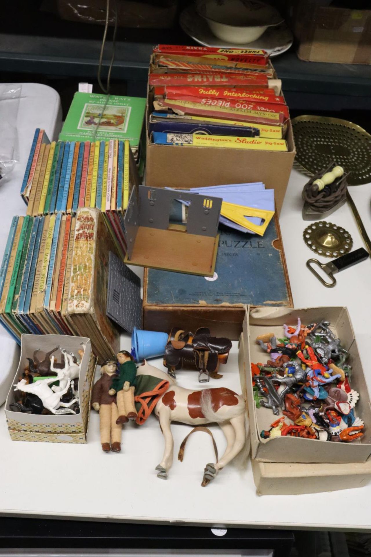 A QUANTITY OF TOYS AND CHILDREN'S BOOKS TO INCLUDE JIGSAW PUZZLES, COWBOY AND NATIVE AMERICAN