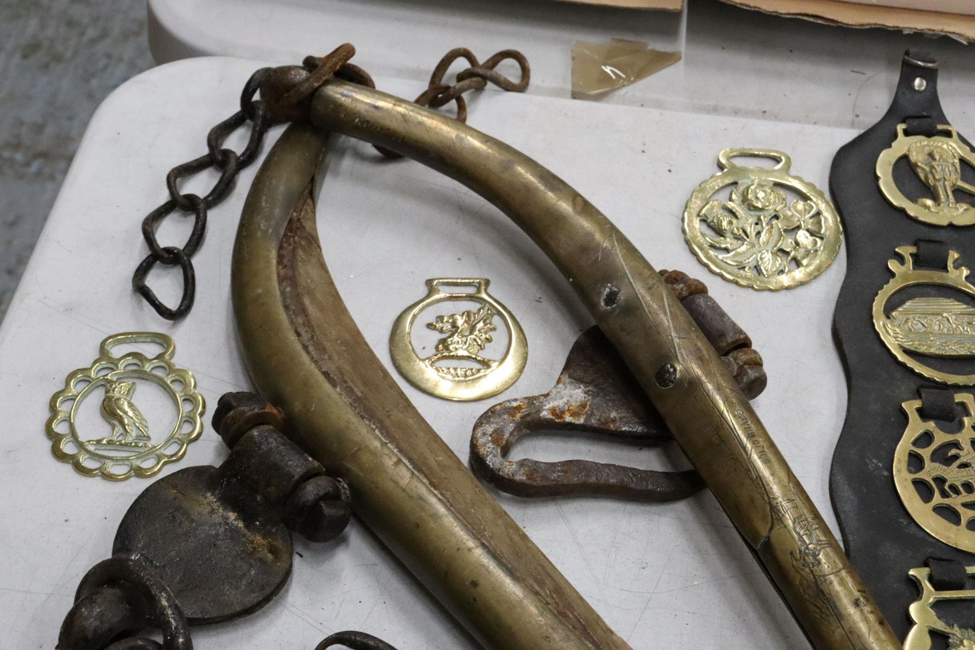 A LARGE COLLECTION OF VINTAGE HORSE BRASSES, ETC TO INCLUDE HORSE HAMES, HORSE BRASSES ON - Image 9 of 9