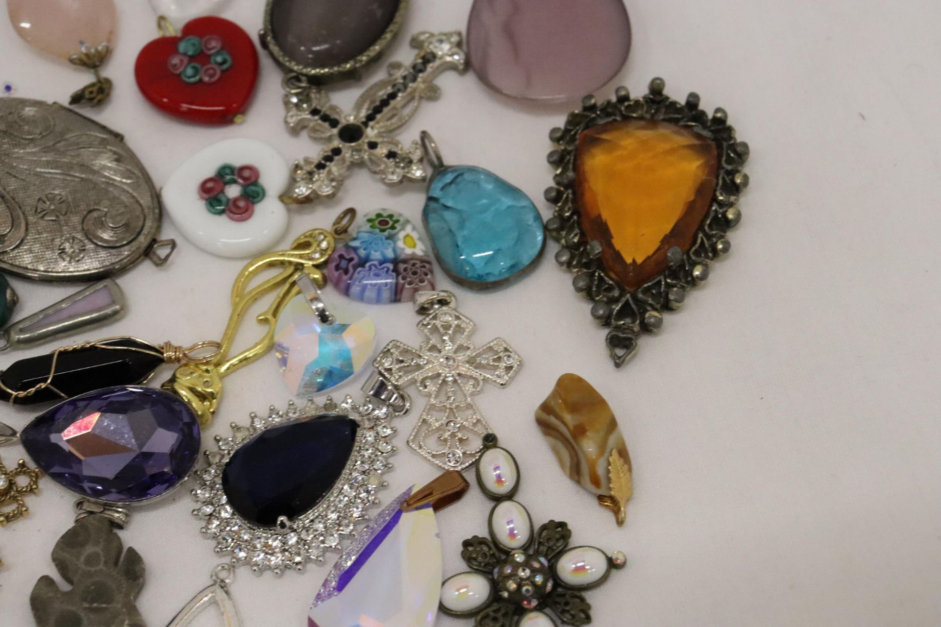 A QUANTITY OF CHAIN PENDANTS - Image 5 of 9