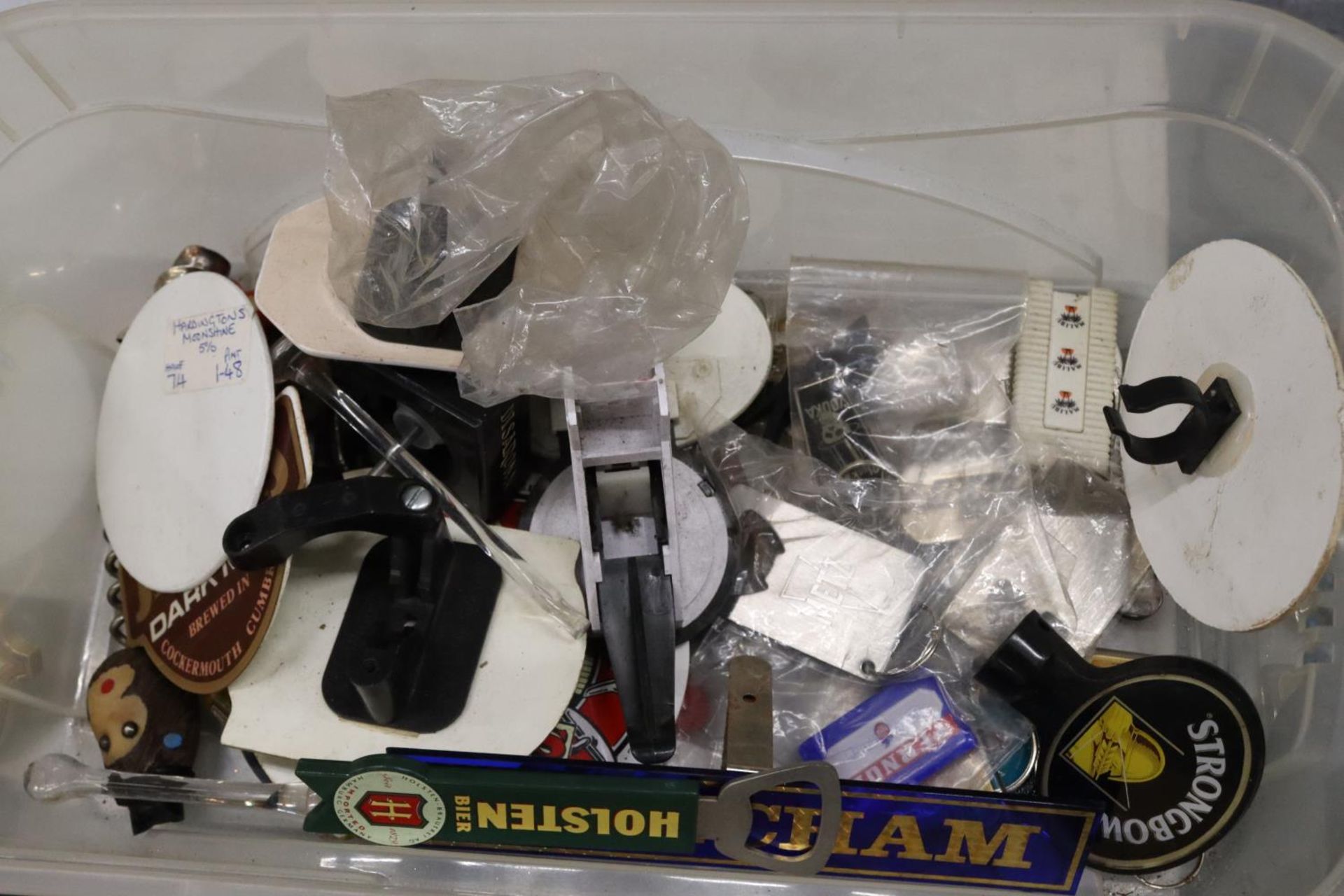 A JOBLOT OF BREWERY ITEMS TO INCLUDE BEER TAPS, ASHTRAYS, ETC., - Image 10 of 11