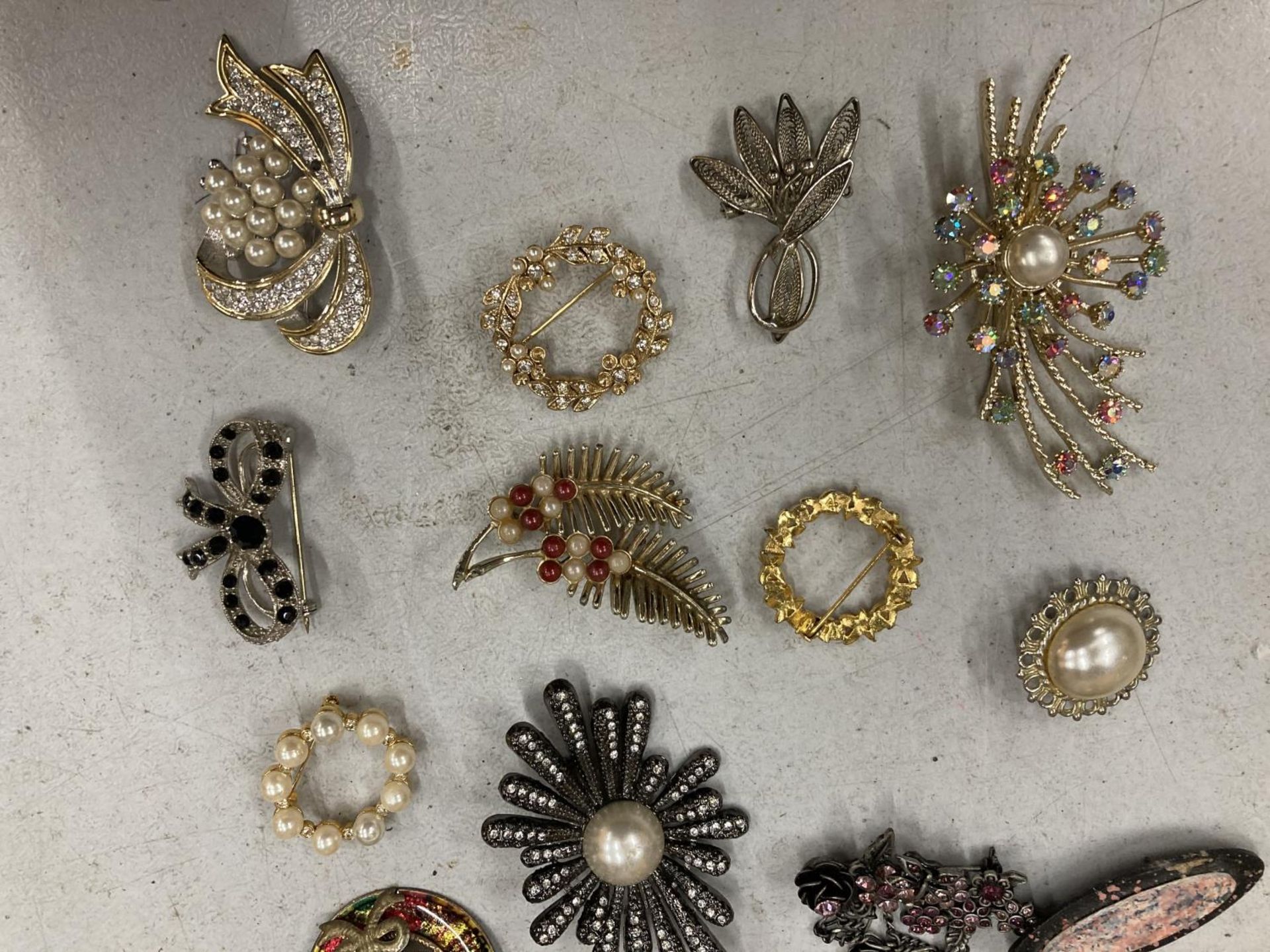 A LARGE QUANTITY OF COSTUME JEWELLERY BROOCHES - Image 2 of 3