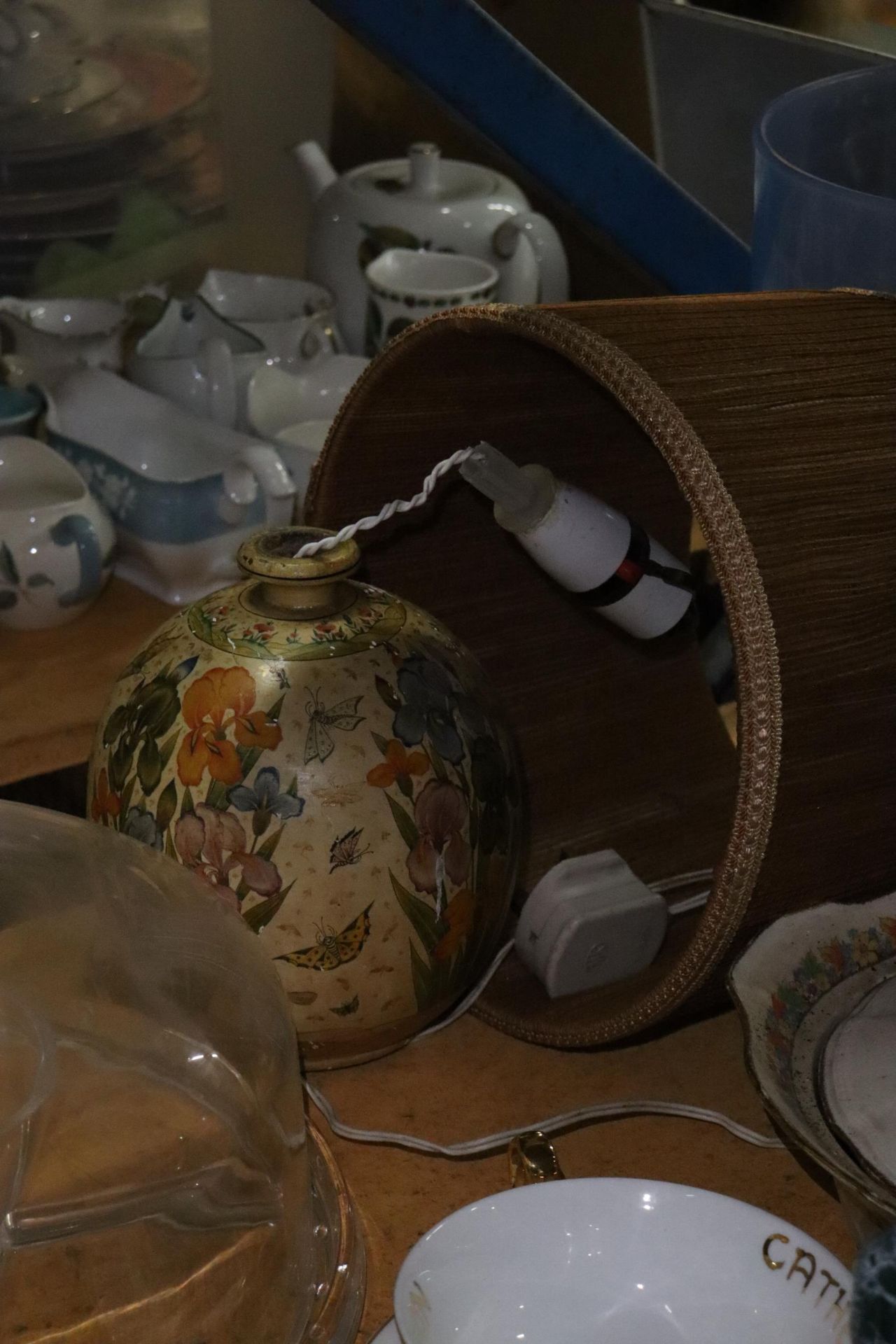 A LARGE MIXED LOT TO INCLUDE, COFFEE POTS, A BREAD CROCK, CUPS AND SAUCERS, CAKE COVER, TABLE - Image 6 of 13