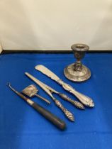 FIVE SILVER ITEMS TO INCLUDE A CANDLE STICK A/F, A SMALL SCOOP, BUTTON HOOK ETC