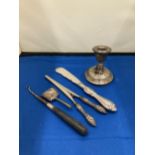 FIVE SILVER ITEMS TO INCLUDE A CANDLE STICK A/F, A SMALL SCOOP, BUTTON HOOK ETC