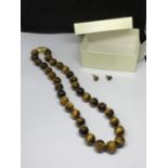 A TIGERS EYE NECKLACE AND A PAIR OF EARRINGS