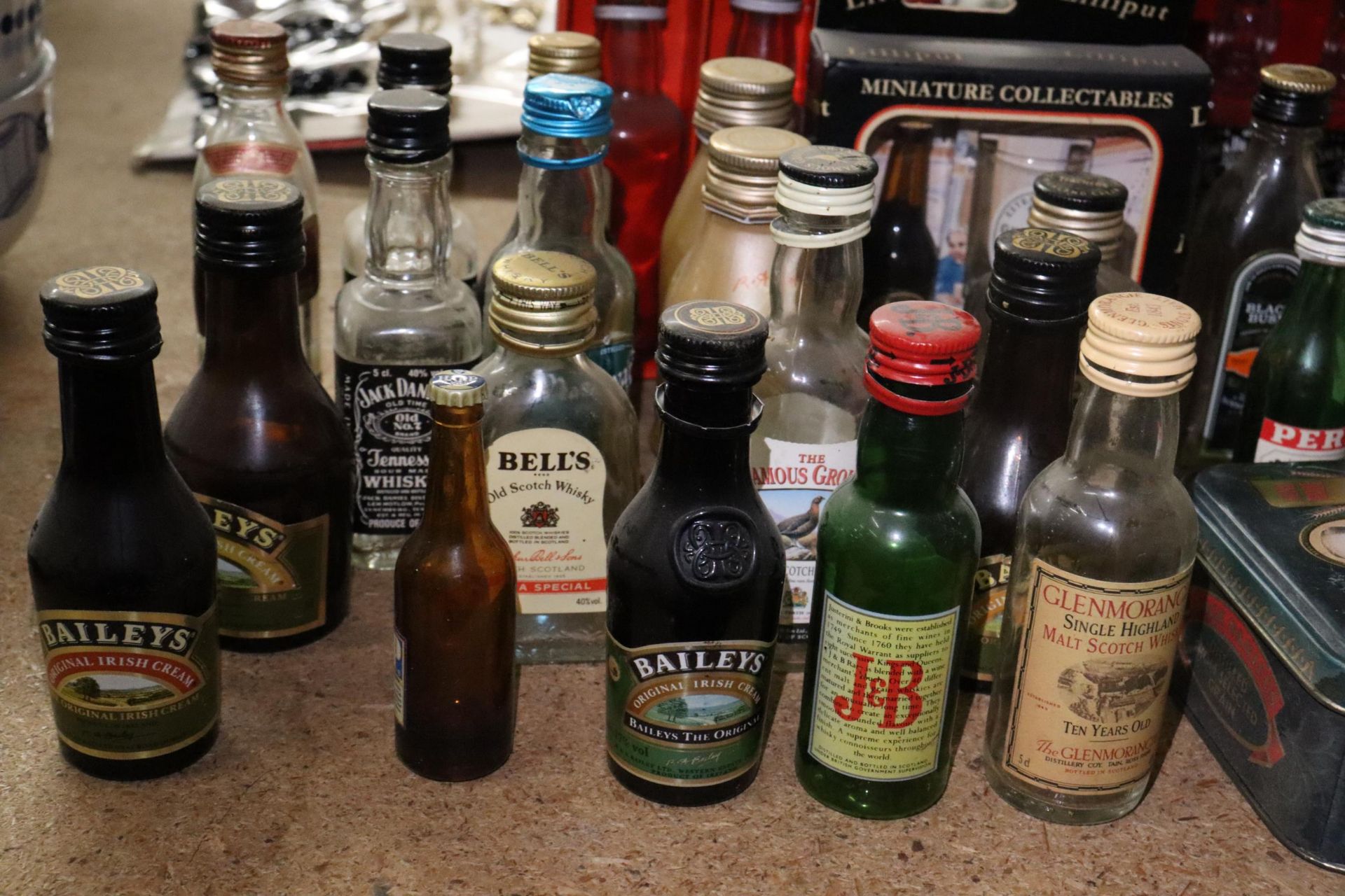 A LARGE COLLECTION OF EMPTY MINIATURE SPIRIT BOTTLES AND TINS - Image 8 of 11