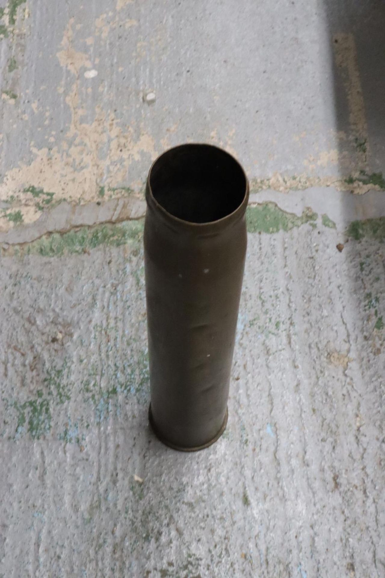 A LARGE WORLD WAR II 3.7 INCH SHELL CASE DATED 1942, HEIGHT 67.5 CM - Image 2 of 4