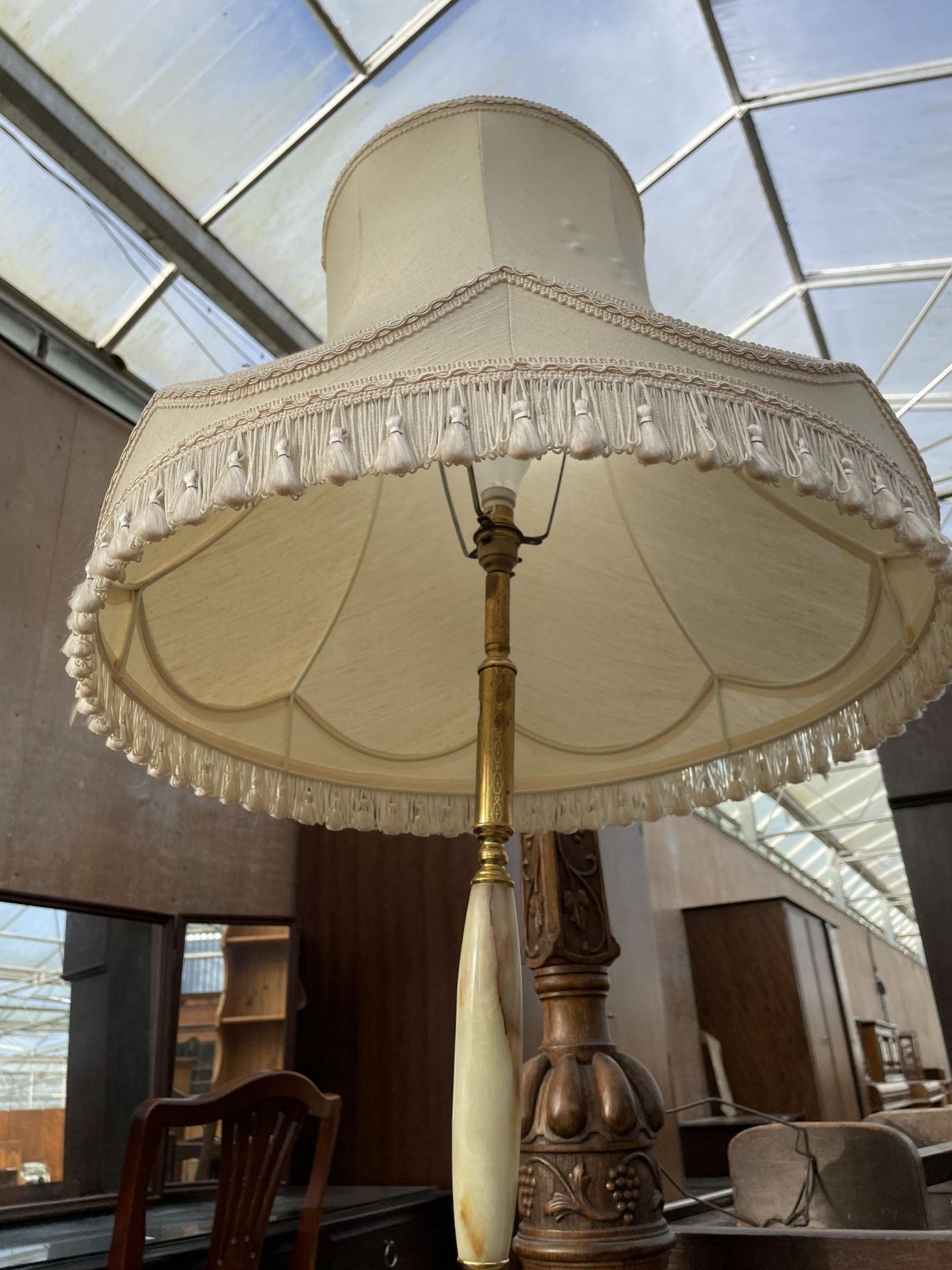 A MODERN ONYX AND BRASS STANDARD LAMP WITH SHADE - Image 3 of 3