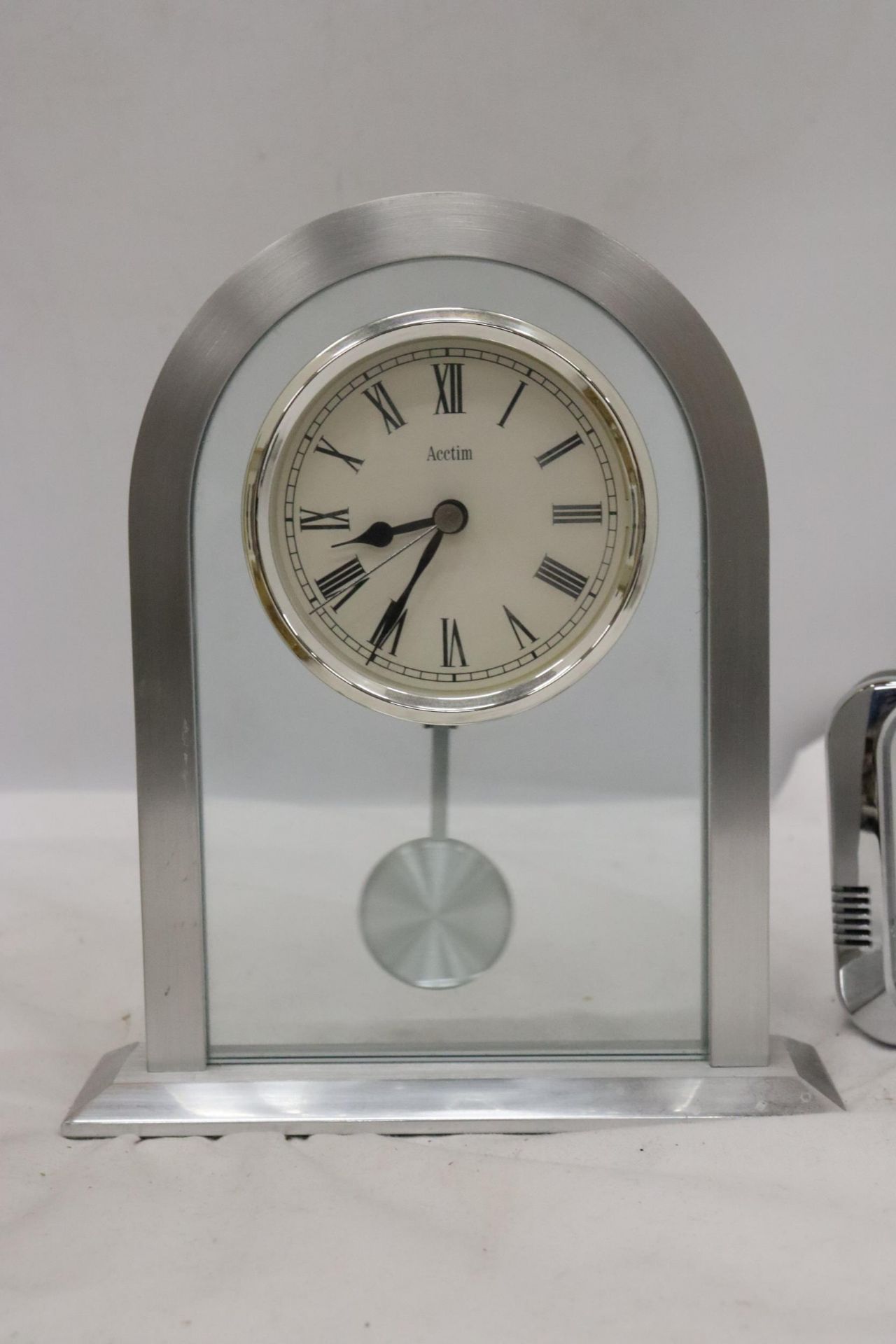 A VINTAGE SEIKO ALARM CLOCK, ANNIVERSARY CLOCK PLUS TWO OTHERS - Image 9 of 11