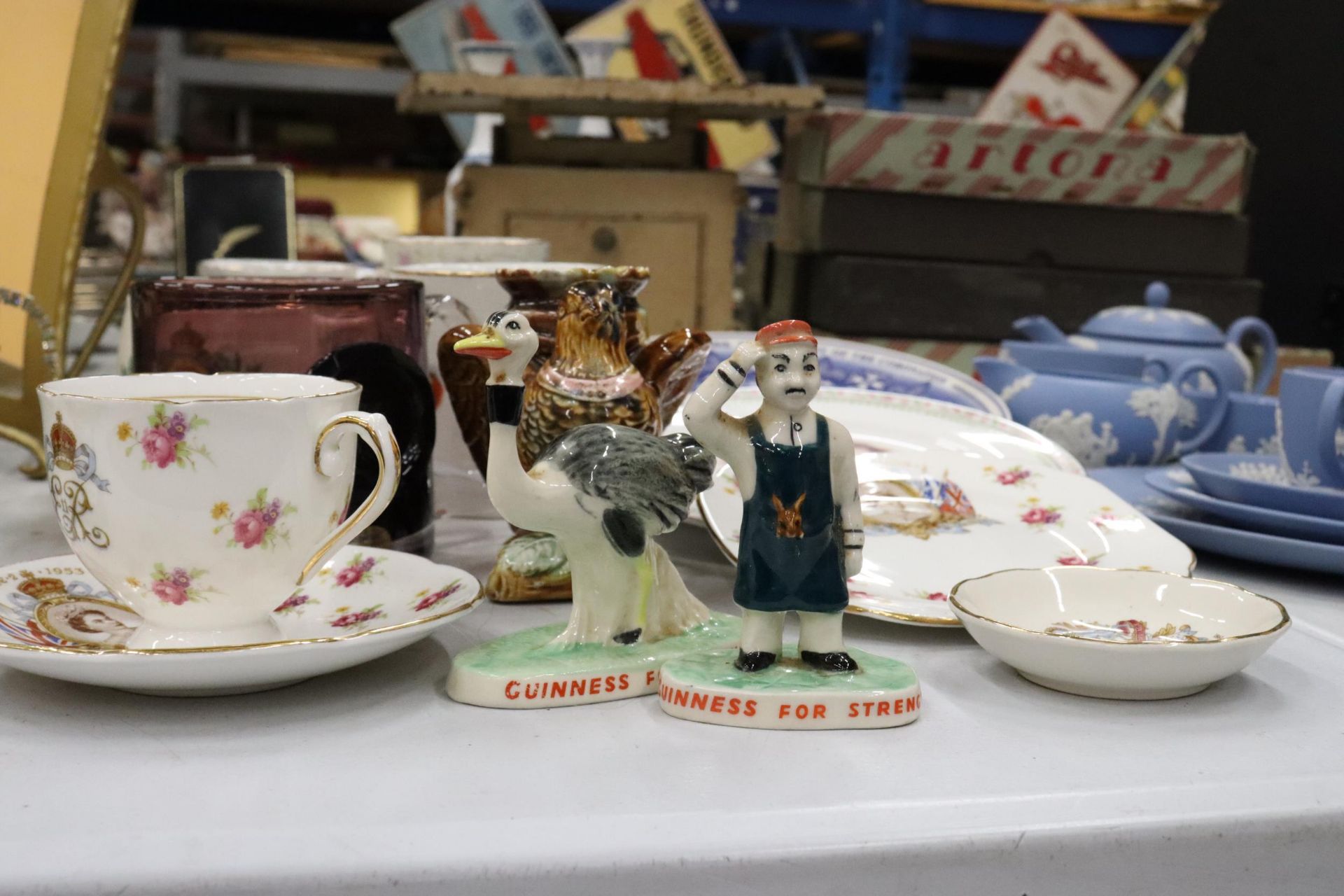 A COLLECTION OF ROYAL COMMEMORATIVE ITEMS TO INCLUDE CUPS, PLATES, PLUS GUINNESS CERAMICS - Image 5 of 11