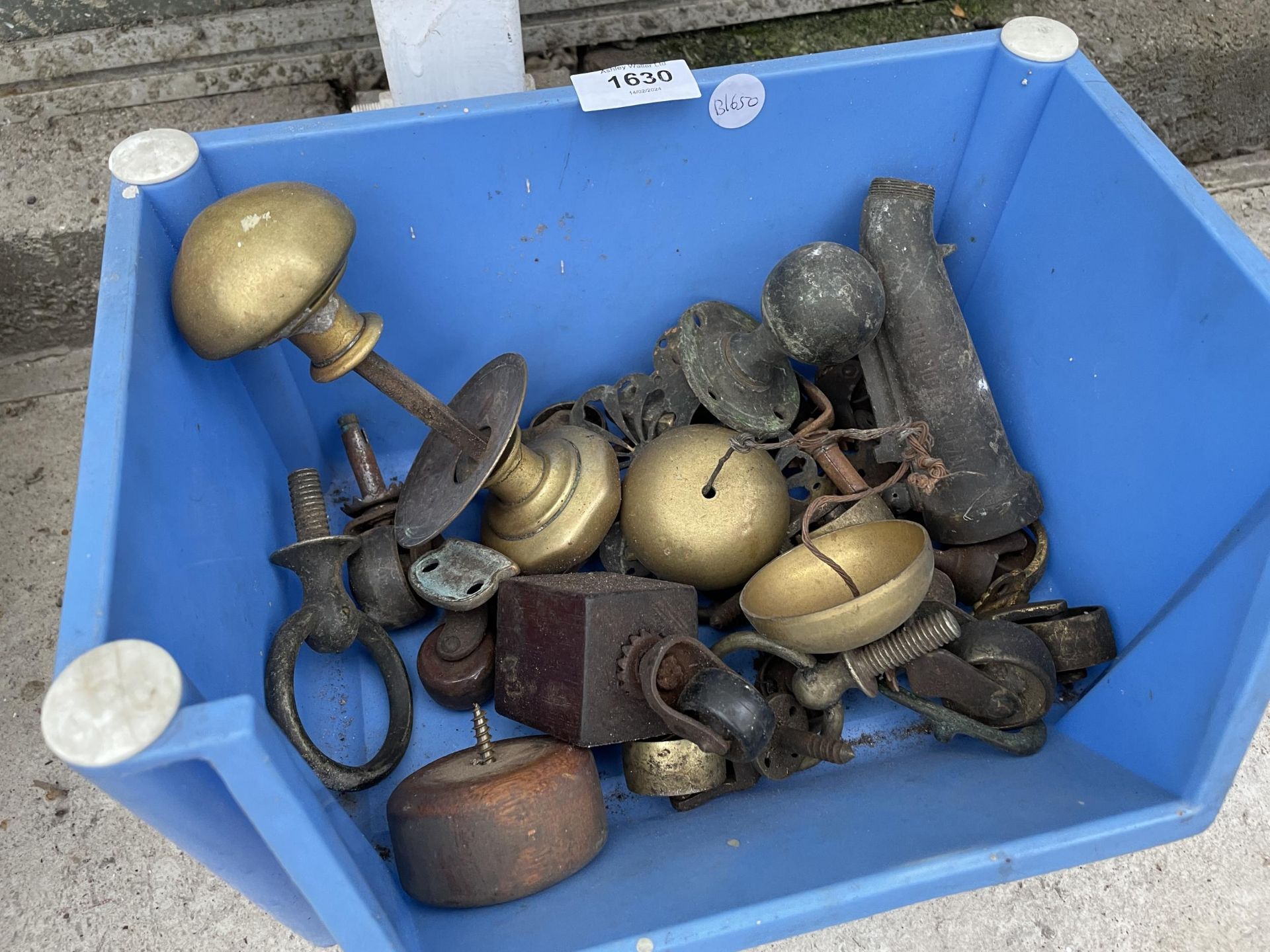 AN ASSORTMENT OF VINTAGE ITEMS TO INCLUDE FUEL CAN CAPS, A HUB CAP AND DOOR FURNITURE ETC - Bild 4 aus 5