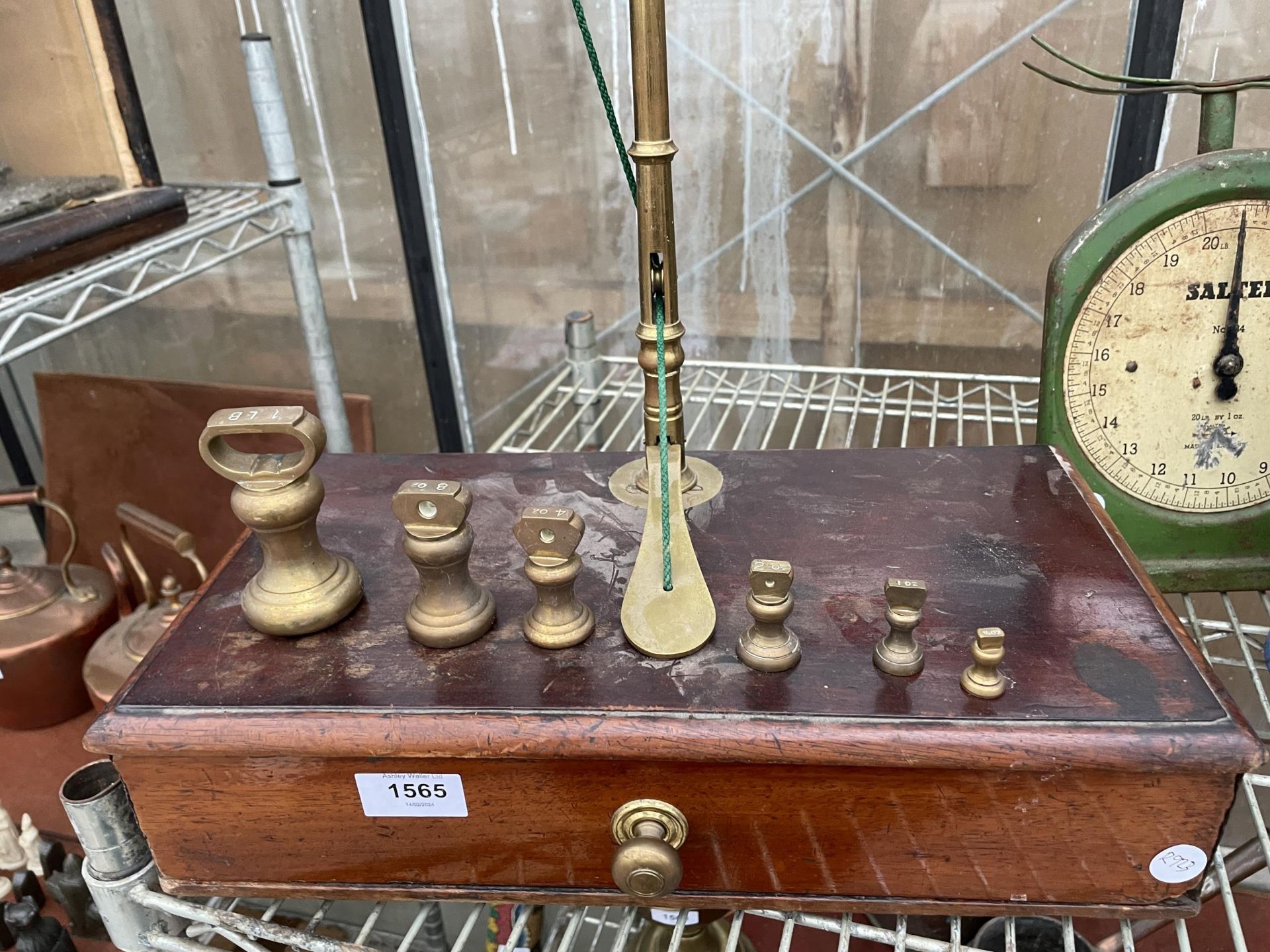 A SET OF VINTAGE BRASS SCALES WITH LOWER MAHOGANY DRAWER AND BRASS BELL WEIGHTS - Bild 2 aus 3